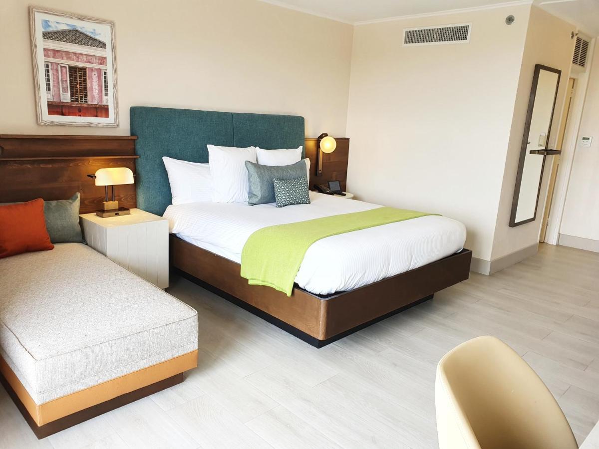 Quarto Deluxe com Cama King-size com Vista Parcial do Mar
