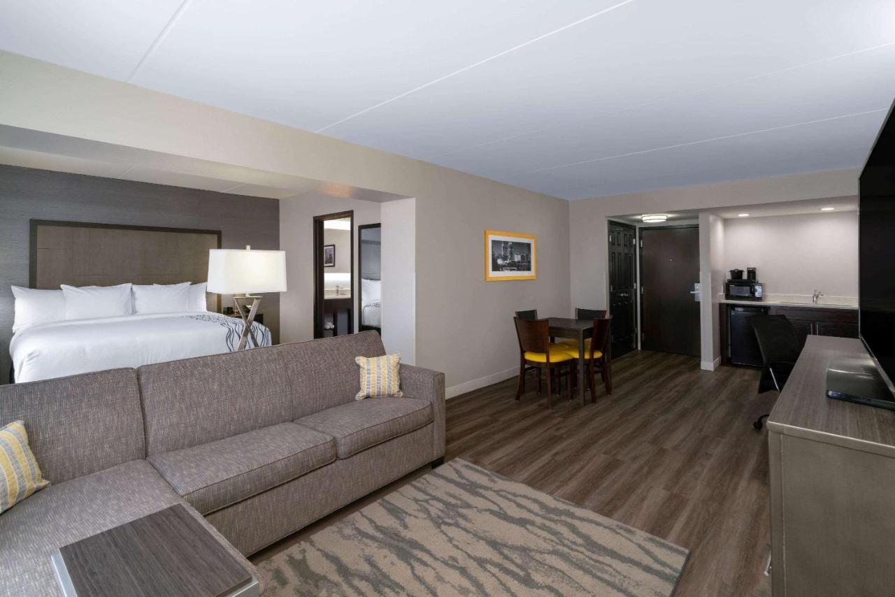 Executive King Room Sofa Bed Whirlpool Tub,1275890128:JPEG
