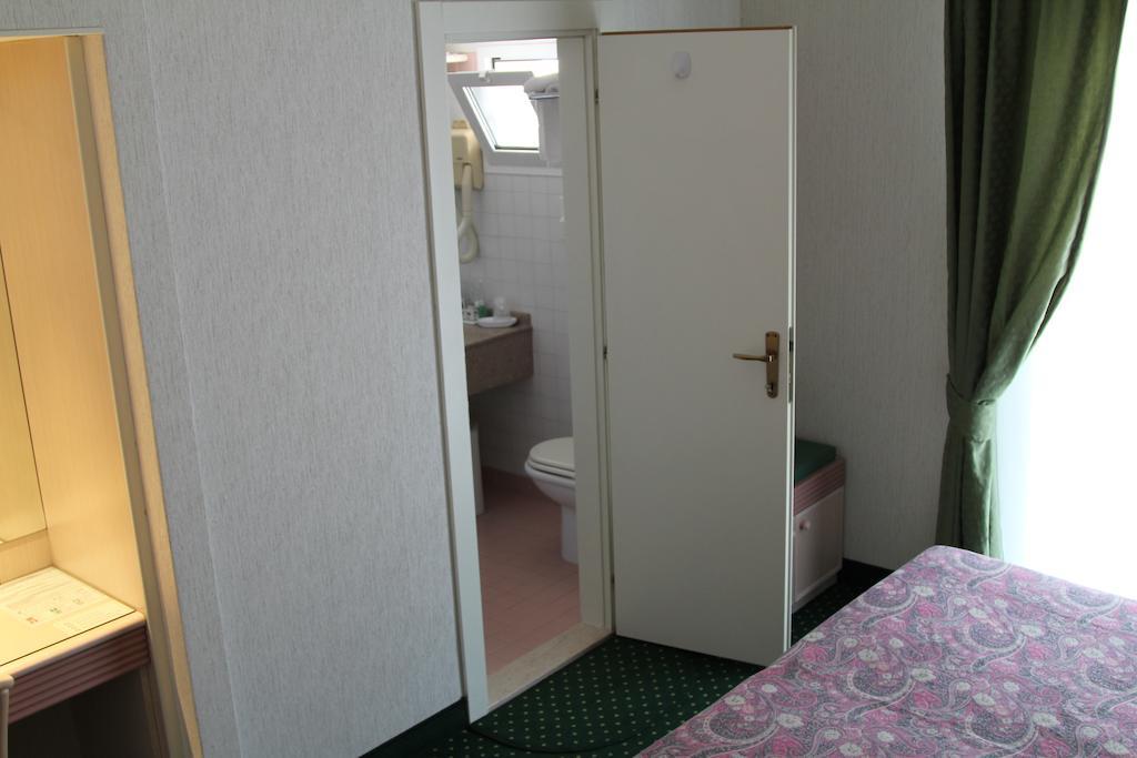Driepersoonskamer met een Balkon en een Gedeeltelijk Uitzicht op Zee