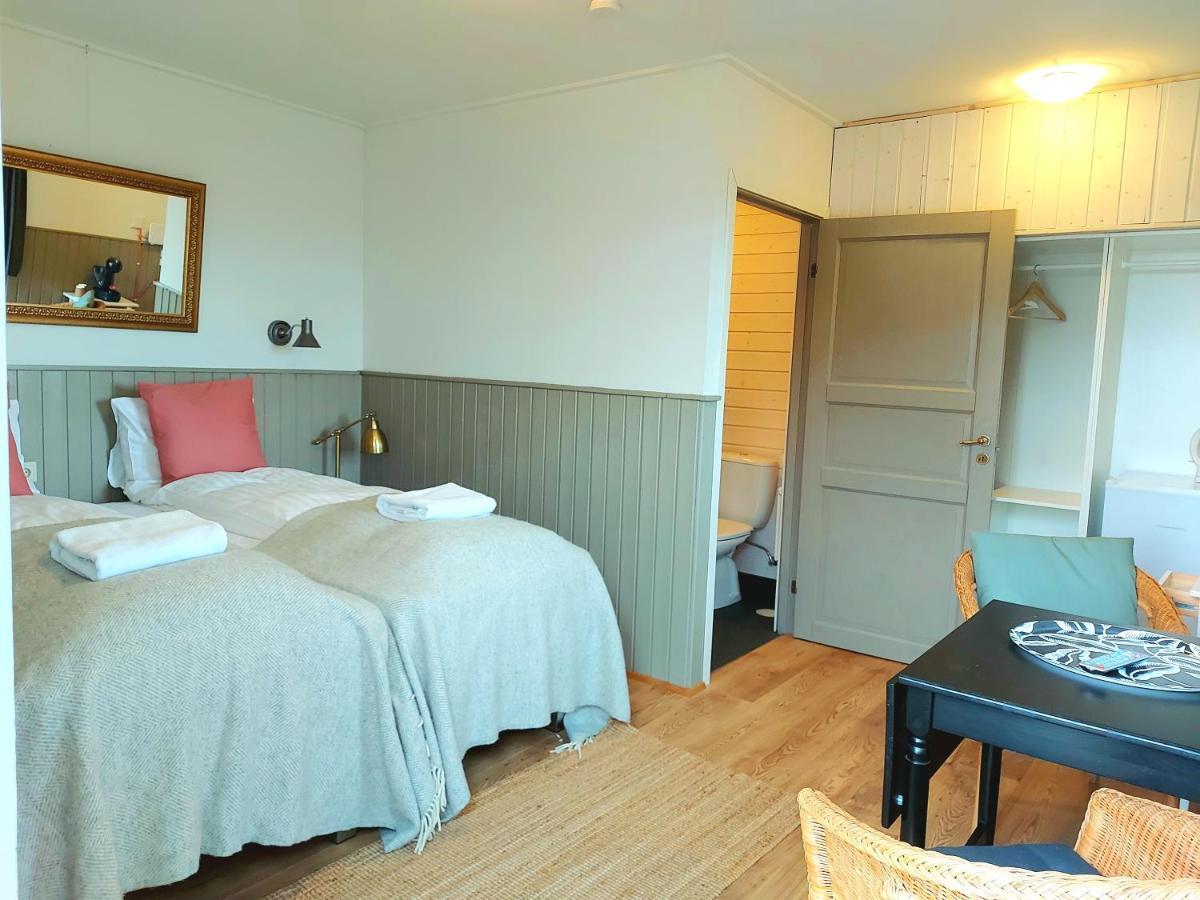 Tweepersoonskamer met 2 Aparte Bedden en Eigen Badkamer
