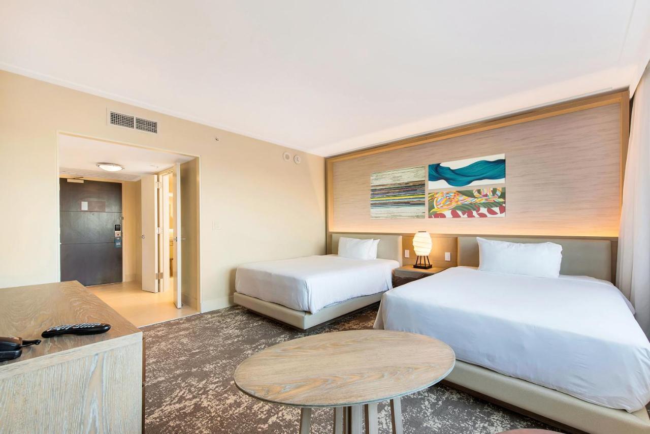 Habitación con 2 camas grandes y vistas al resort