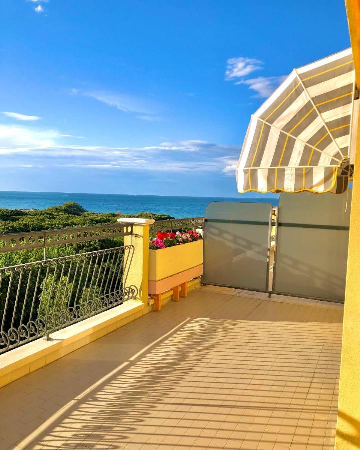 Camera Matrimoniale con Balcone e Vista Mare