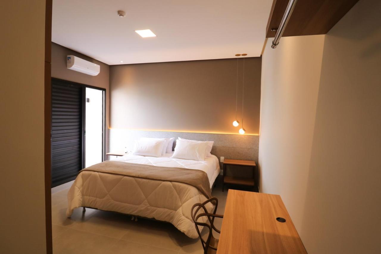 Suíte com Cama King-size e Banheira de Hidromassagem