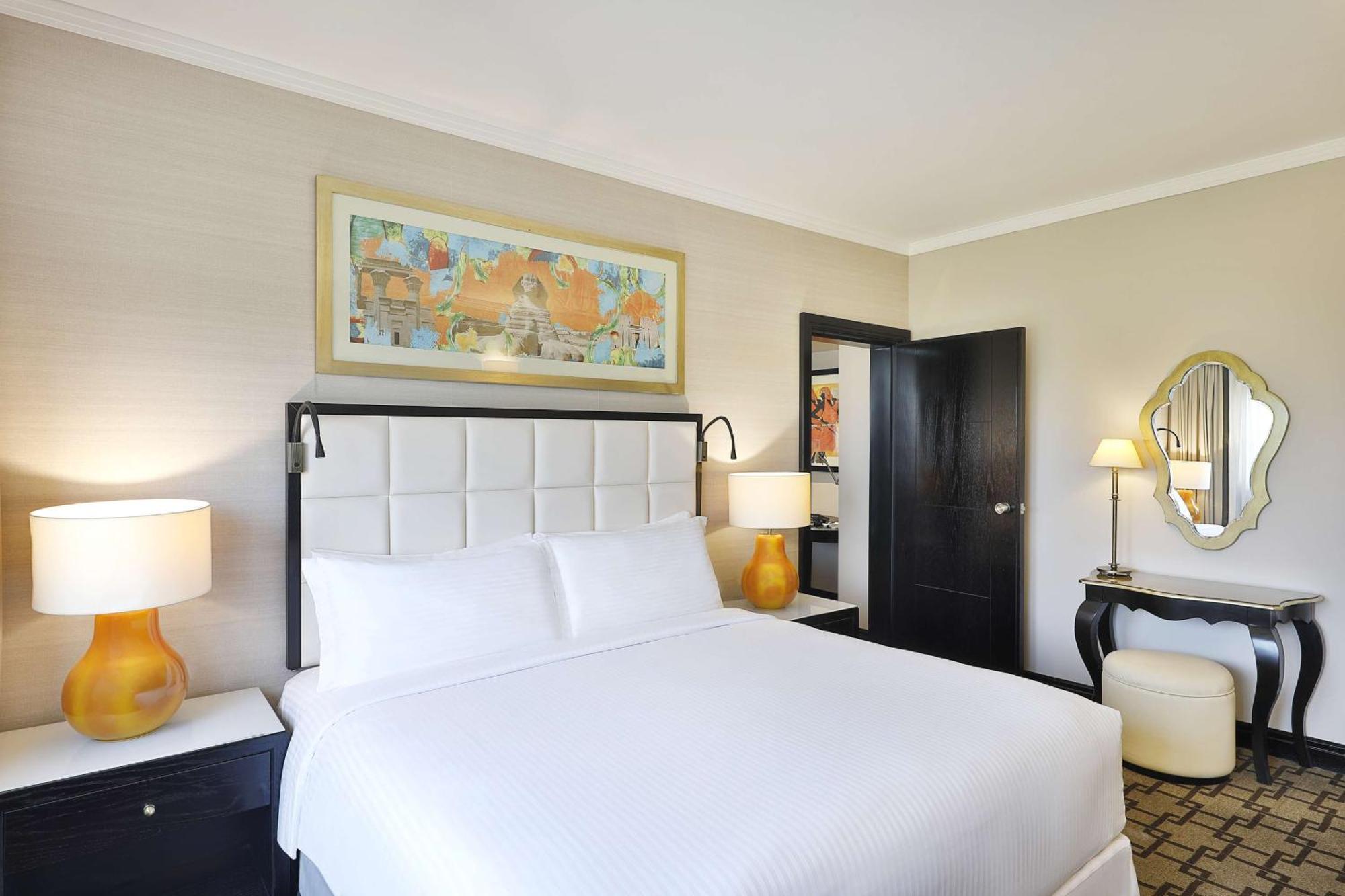 Suite de 1 dormitorio con cama extragrande y vistas a la piscina
