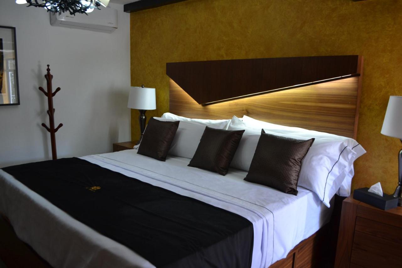 Suite con cama grande y vistas a la piscina