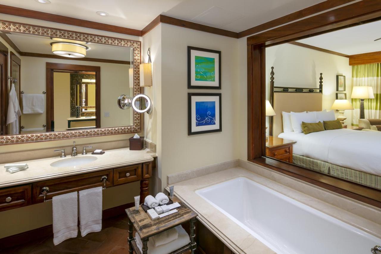 Guest room, 1 King, Pool View, Balcony