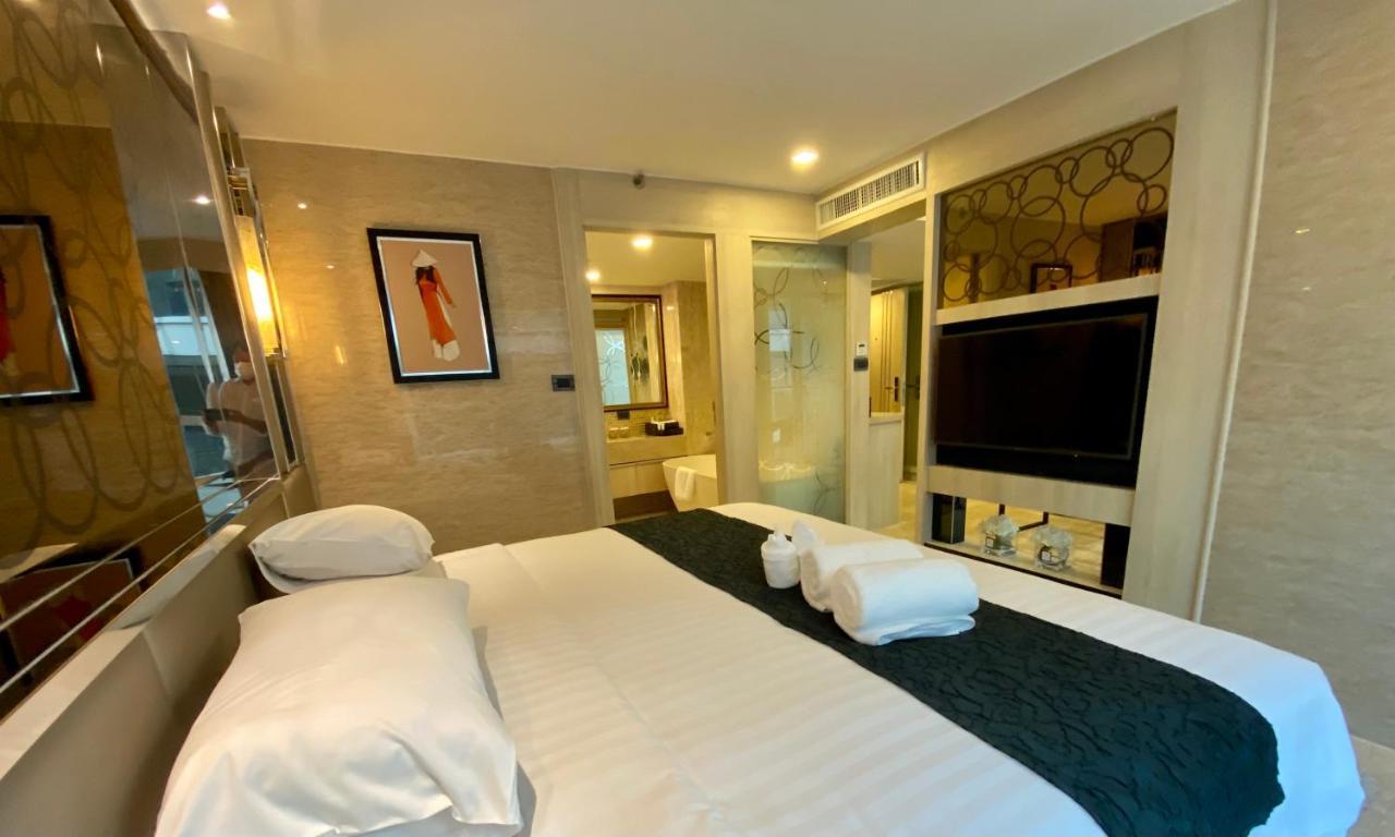 Junior King Suite with Balcony and City View - Non-Smoking
