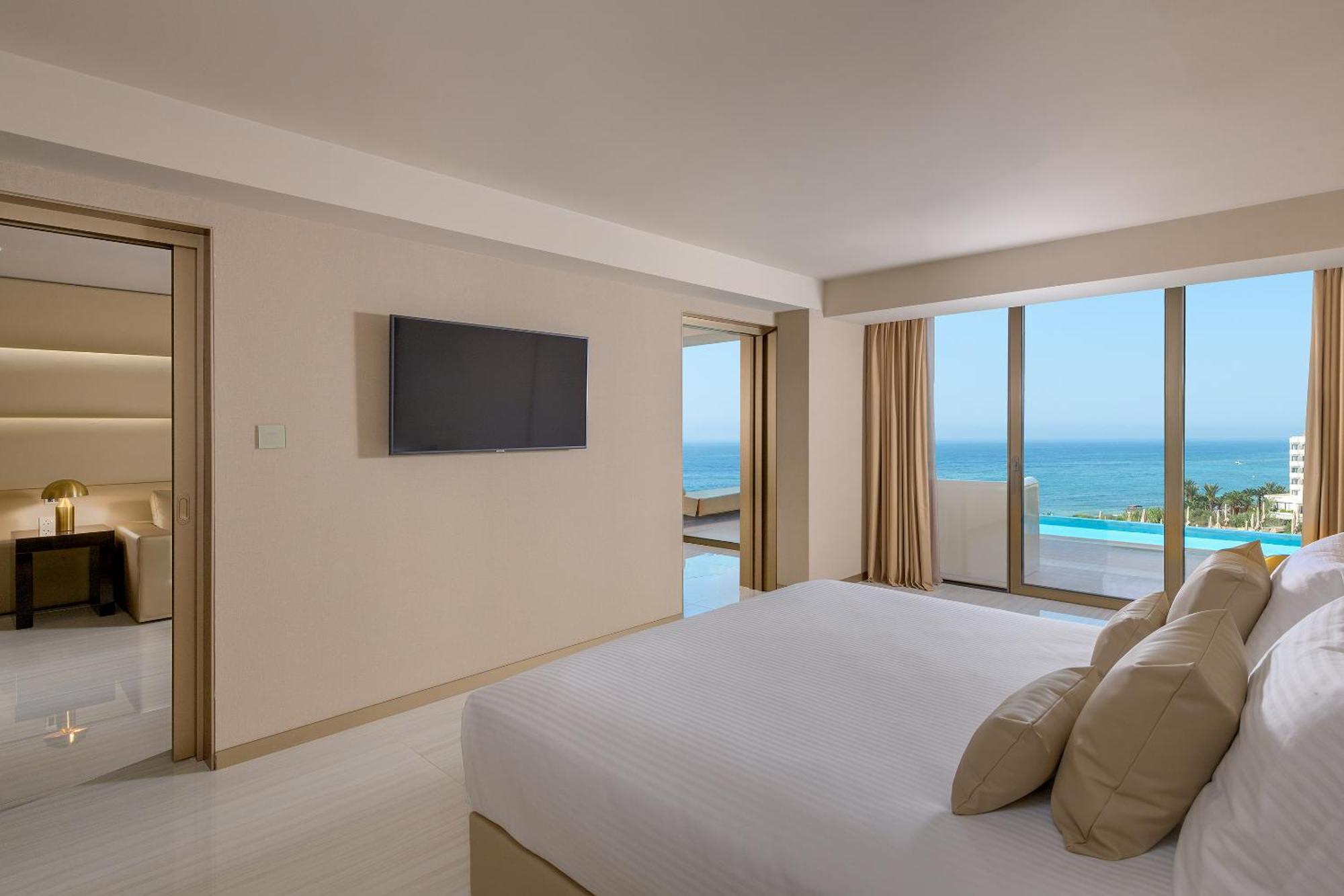Prestige Suite mit direktem Zugang zum Pool sowie Meer- und Poolblick