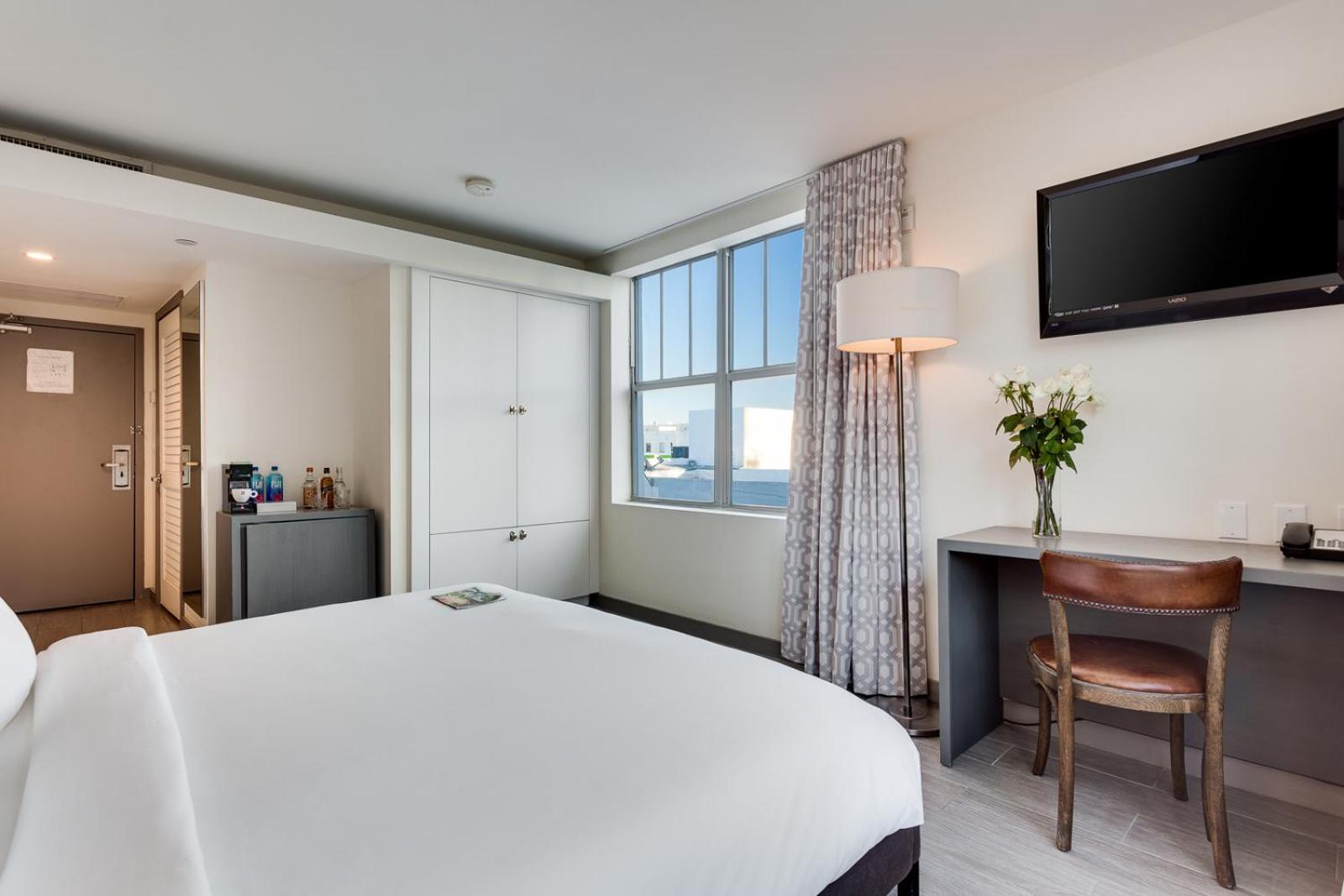 Schlafzimmer mit Kingsize-Bett