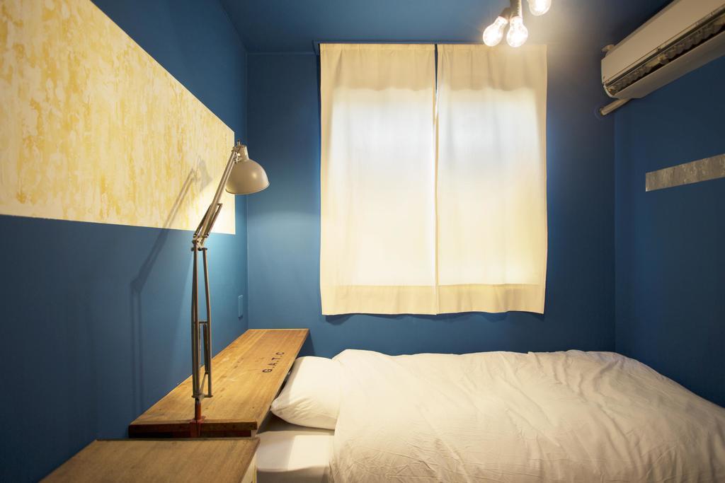 Tweepersoonskamer met klein tweepersoonsbed