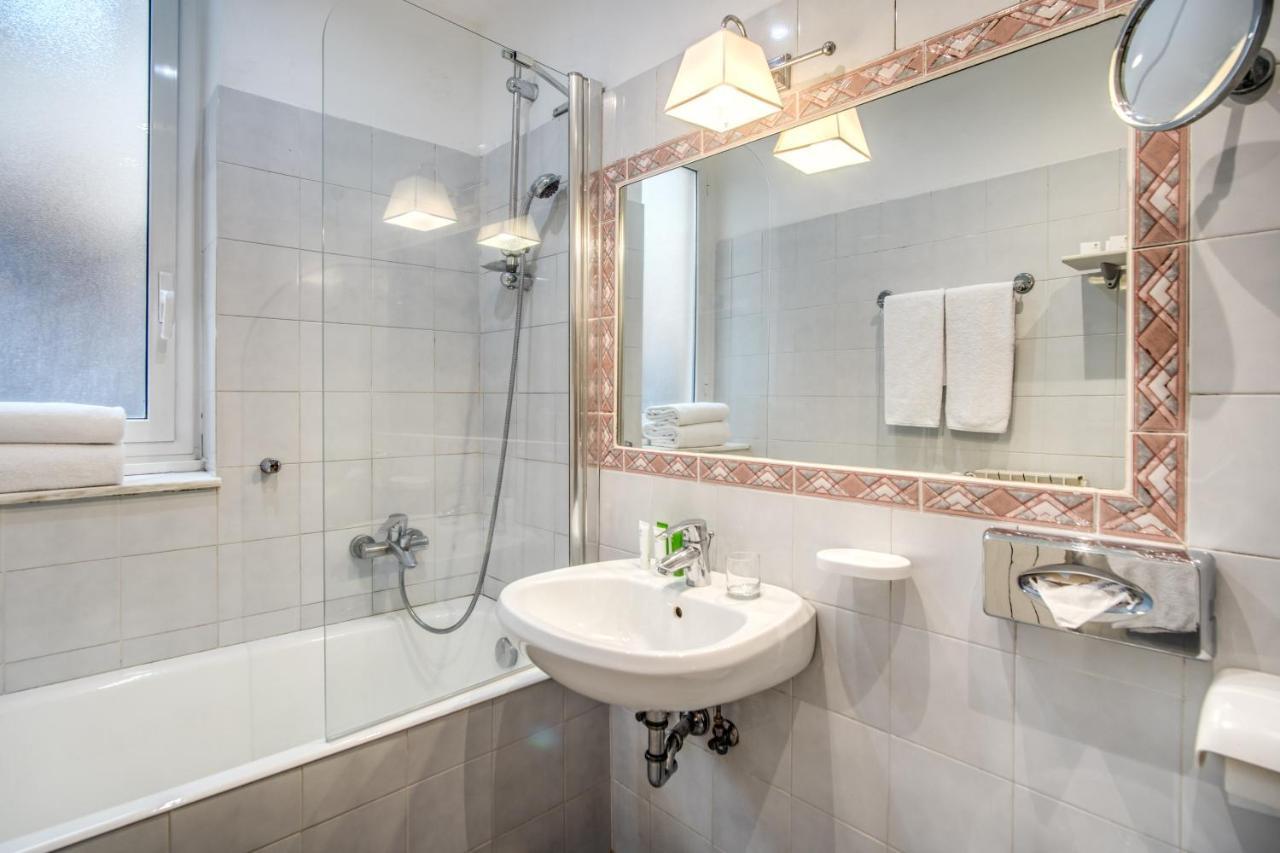 Family Room,1319785336:JPEG