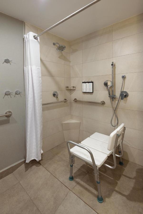 Habitación con cama grande, sofá cama y ducha accesible en silla de ruedas - Adaptada para personas con discapacidad