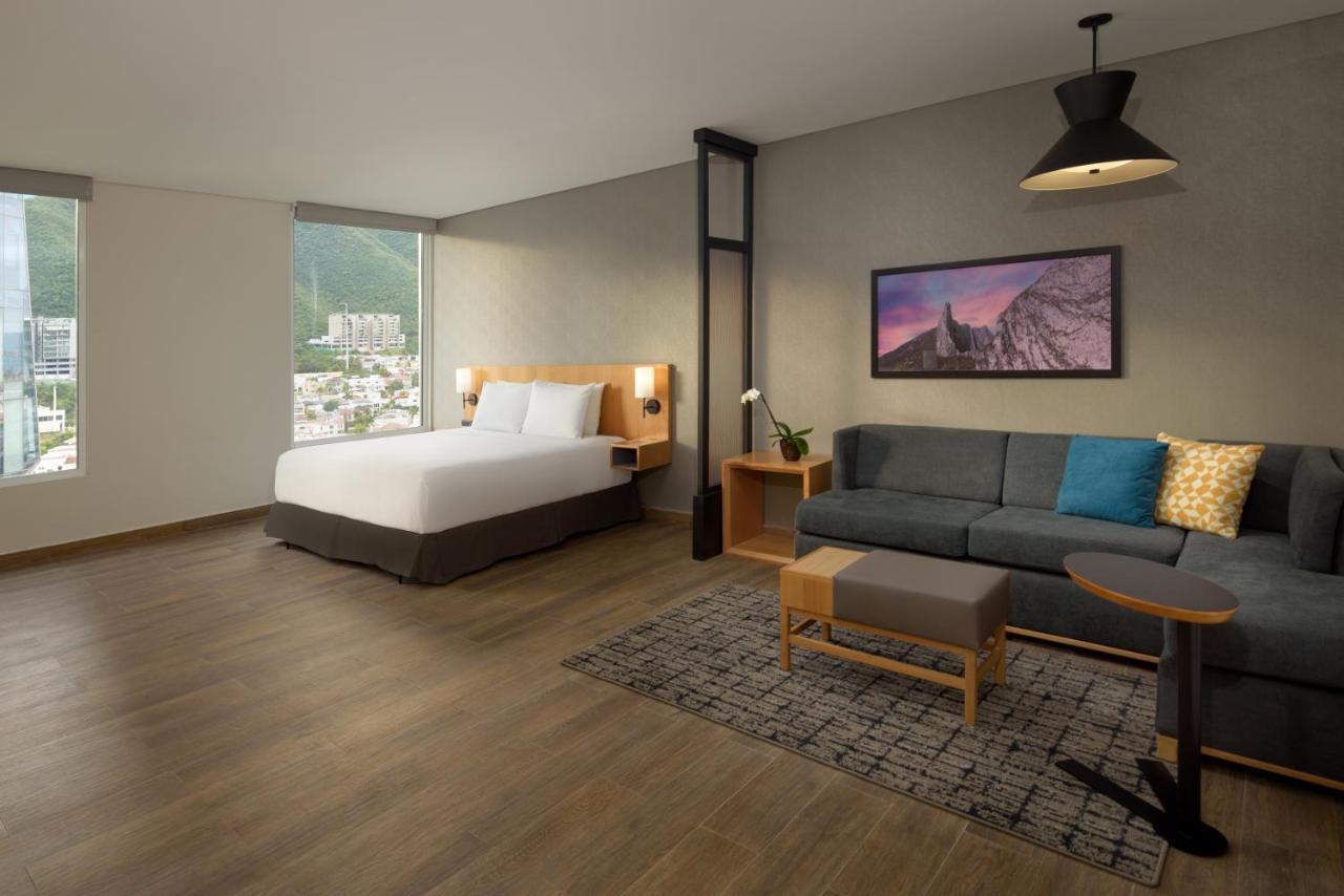 Habitación con cama extragrande, sofá cama y bañera accesible - Adaptada para personas con discapacidad