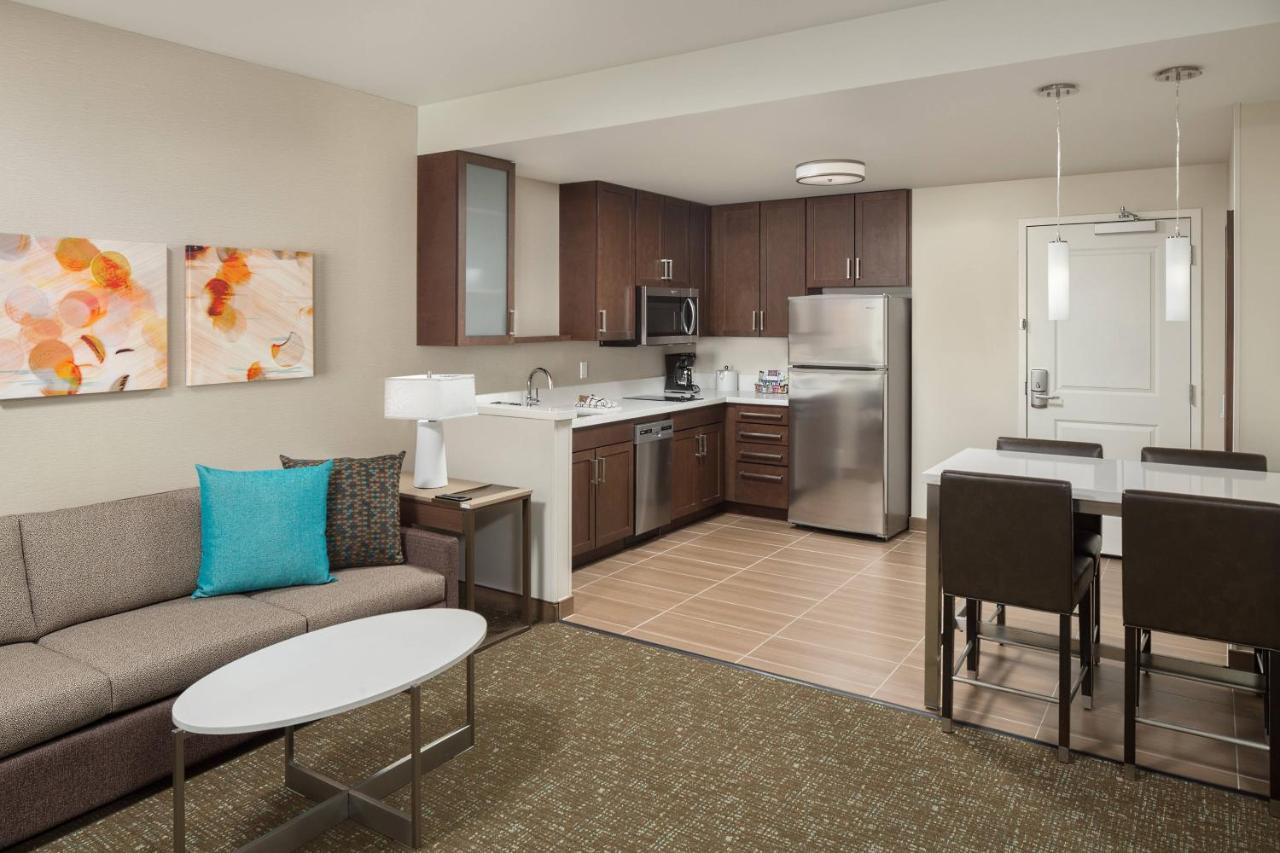 Queen Studio with Sofa Bed and Roll-In Shower - Mobility Accessible