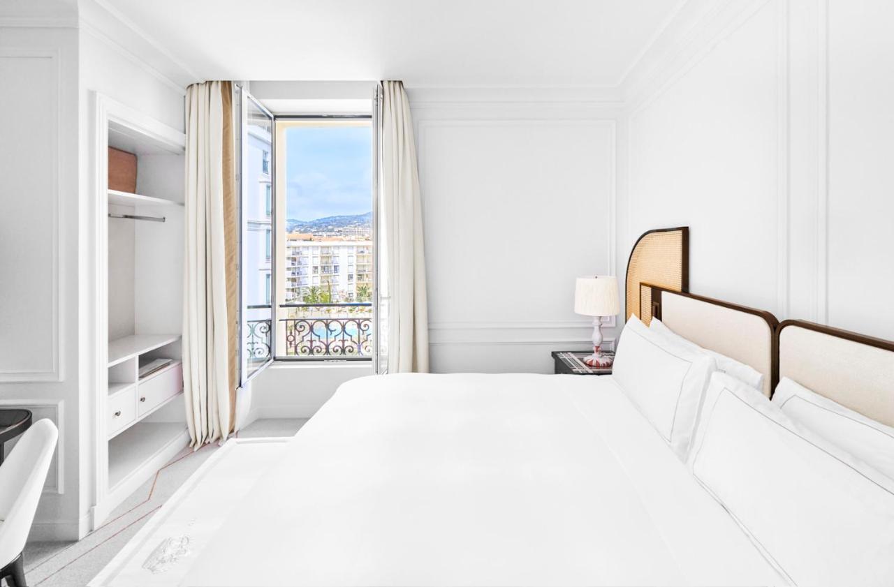 Quarto Clássico com Cama King-Size e Vista Jardim
