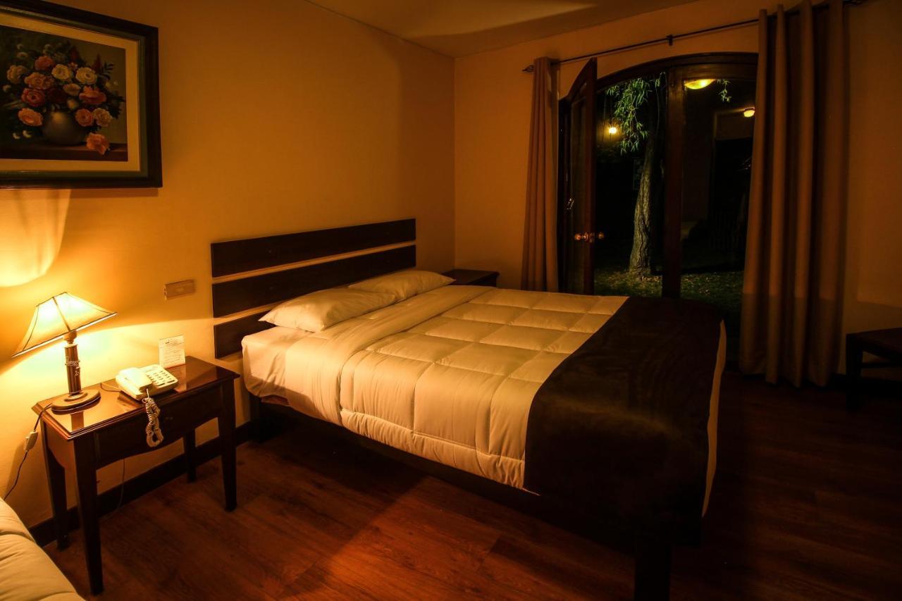 Queen Room,1498871506:JPEG