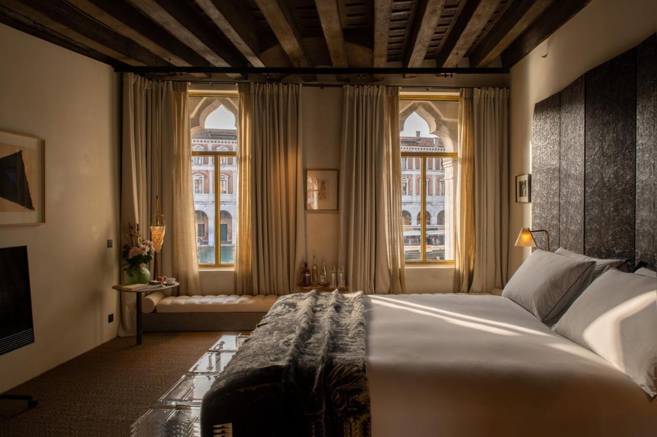 Zimmer mit Kingsize-Bett und Blick auf den Canal Grande