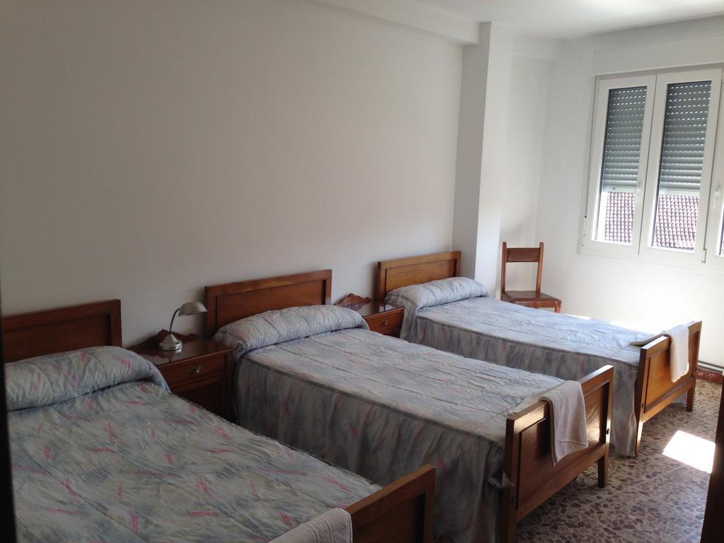 Dreibettzimmer mit Gemeinschaftsbad