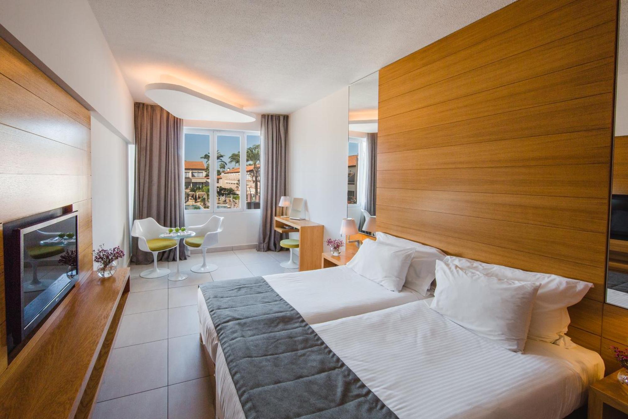 Chambre Double ou Lits Jumeaux Supérieure sans Balcon - Vue sur Piscine