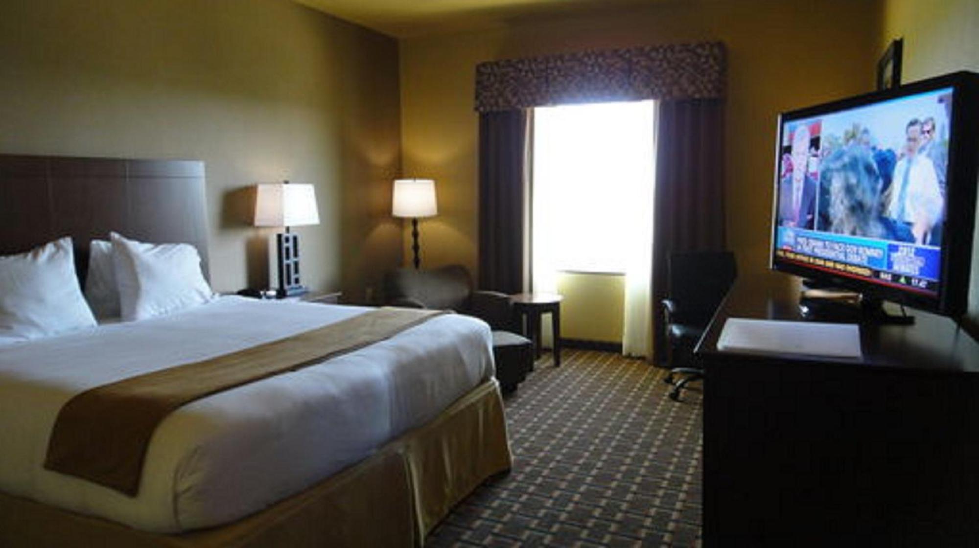 Standard King Room Communications Accessible,1392025337:JPEG