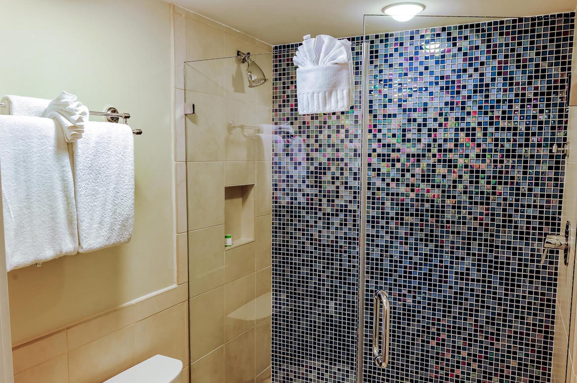 Superior Doppelzimmer mit Queensize-Bett mit Poolblick und Balkon