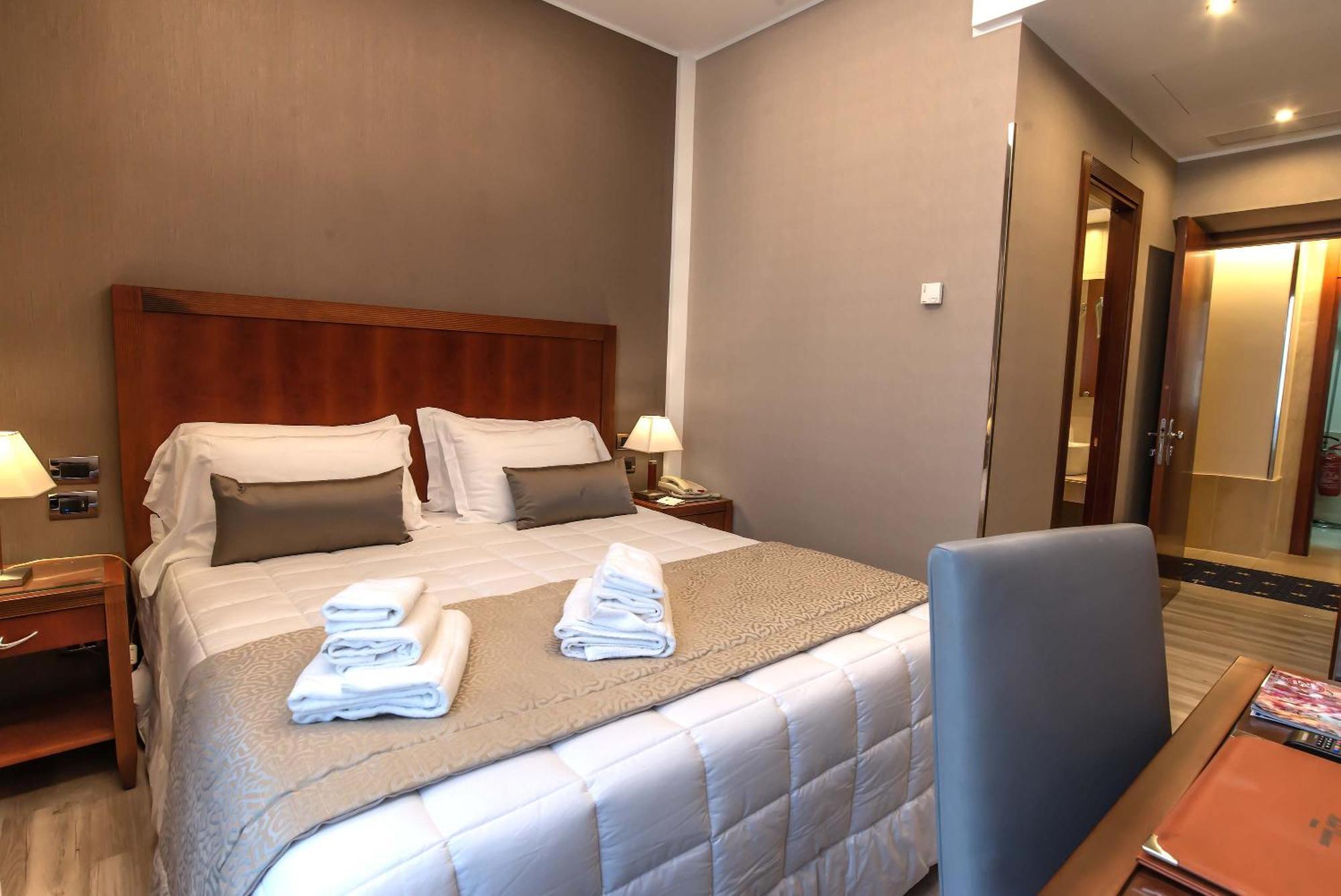 Quarto Clássico com Cama de Casal ou 2 de Solteiro