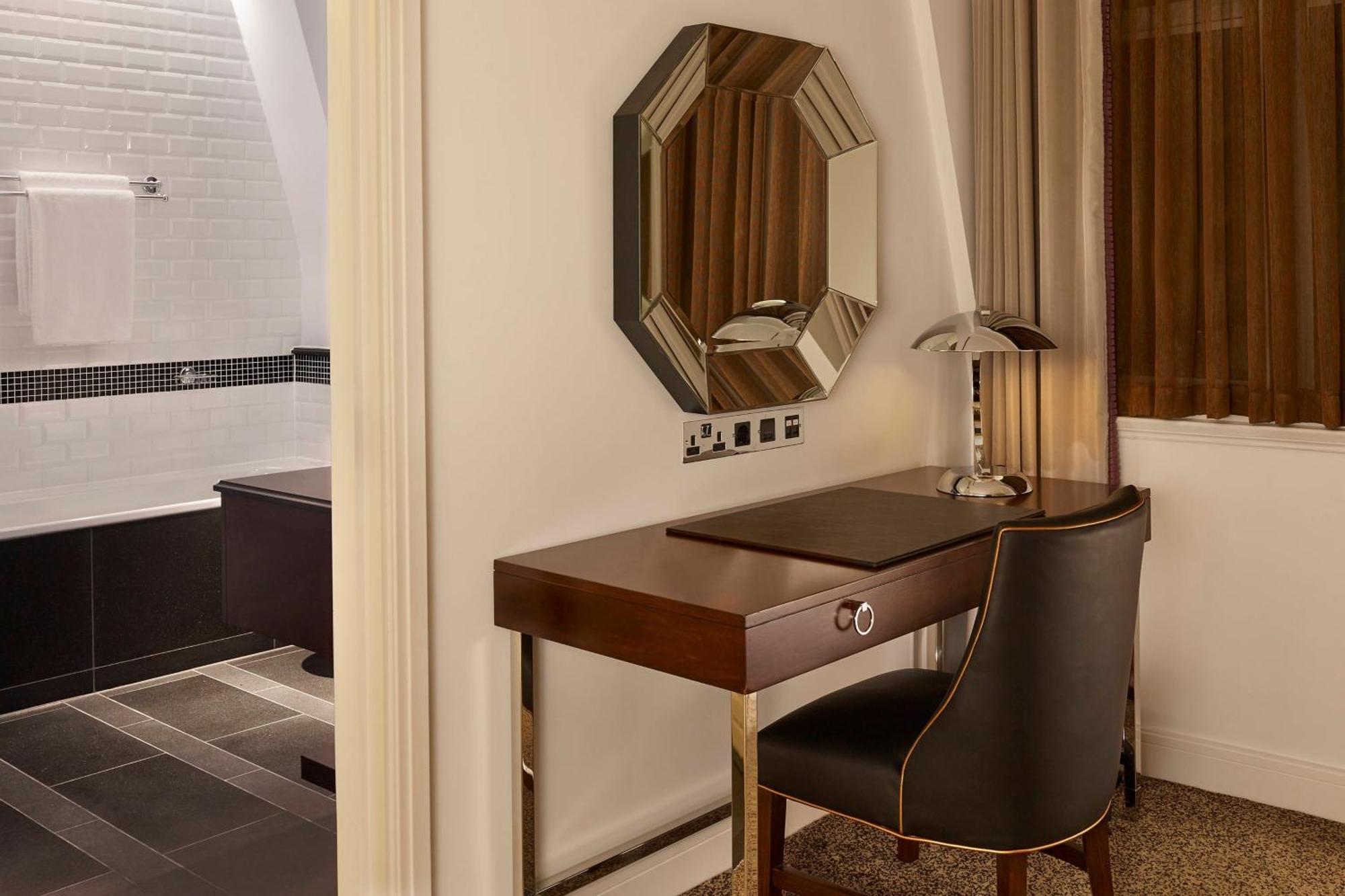 One-Bedroom King Suite Park View Club Lounge Access