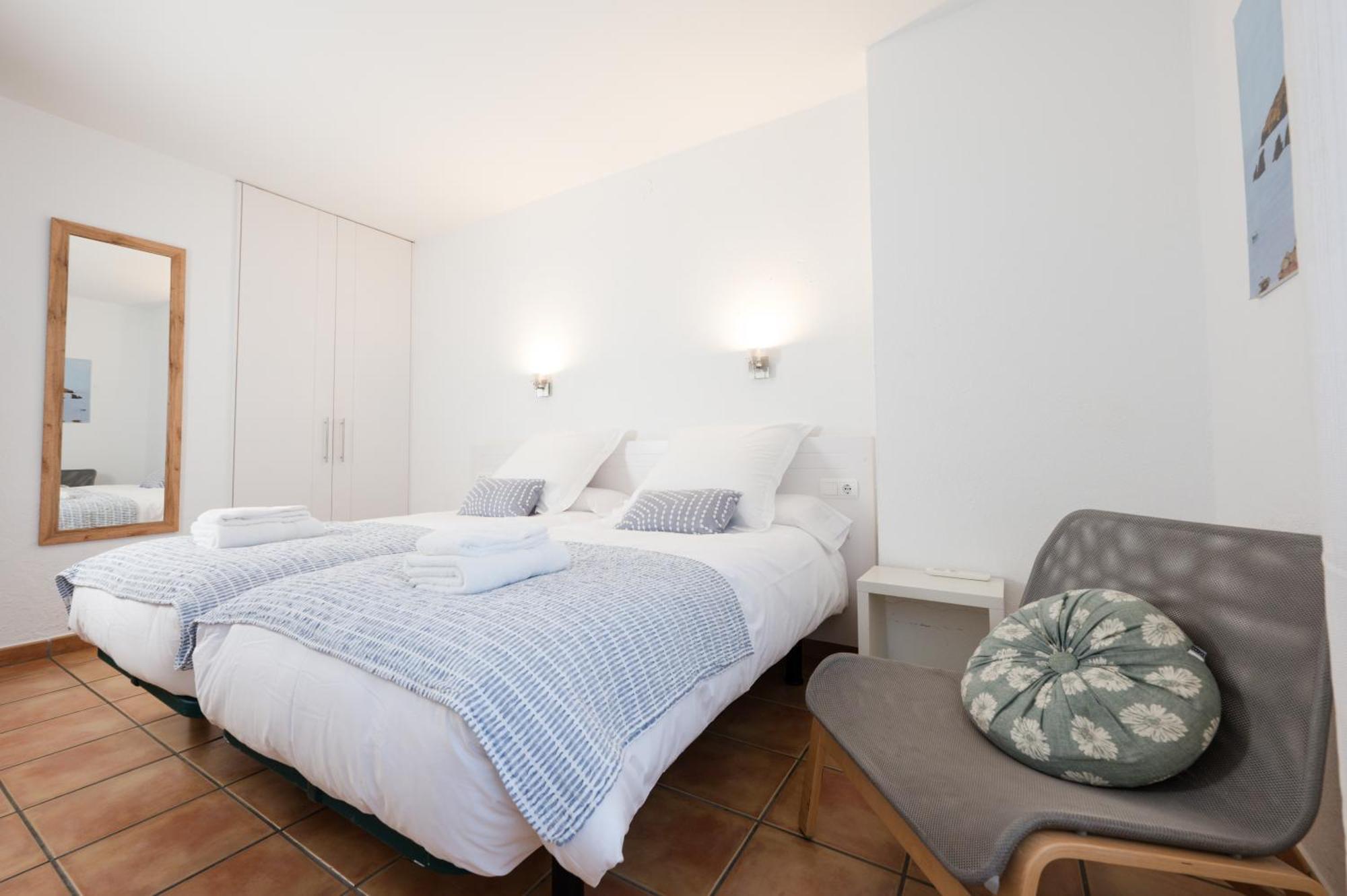Quarto com 2 Camas de Solteiro e Banheiro Privativo