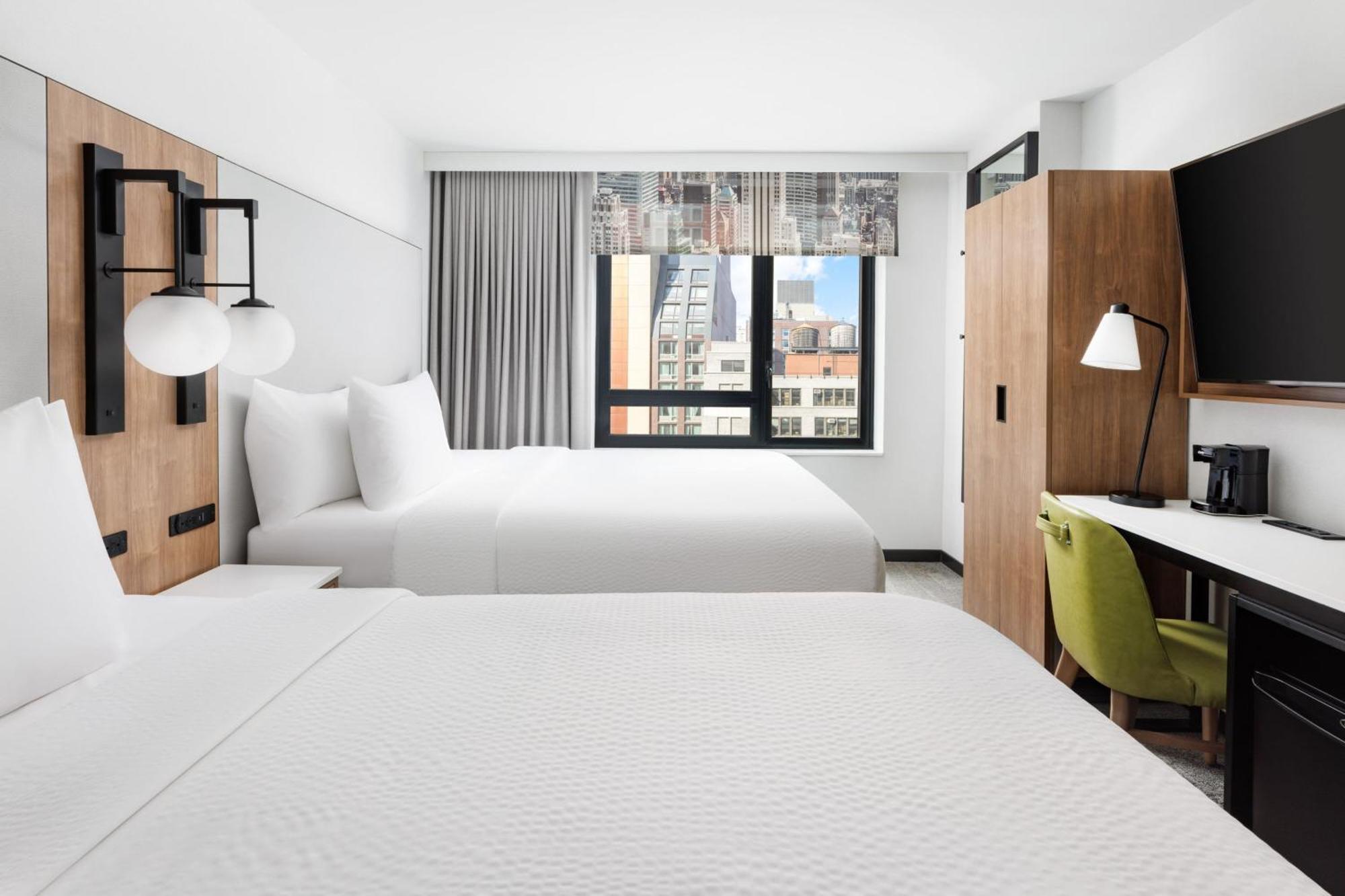 Quarto Queen com 2 Camas Queen-size e Vista Cidade