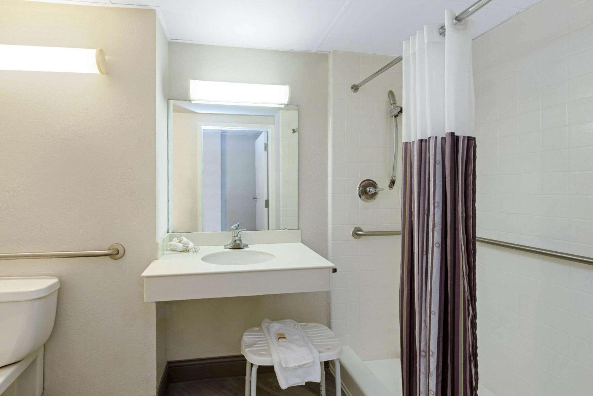 King Room Disability Access,1706078849:JPEG