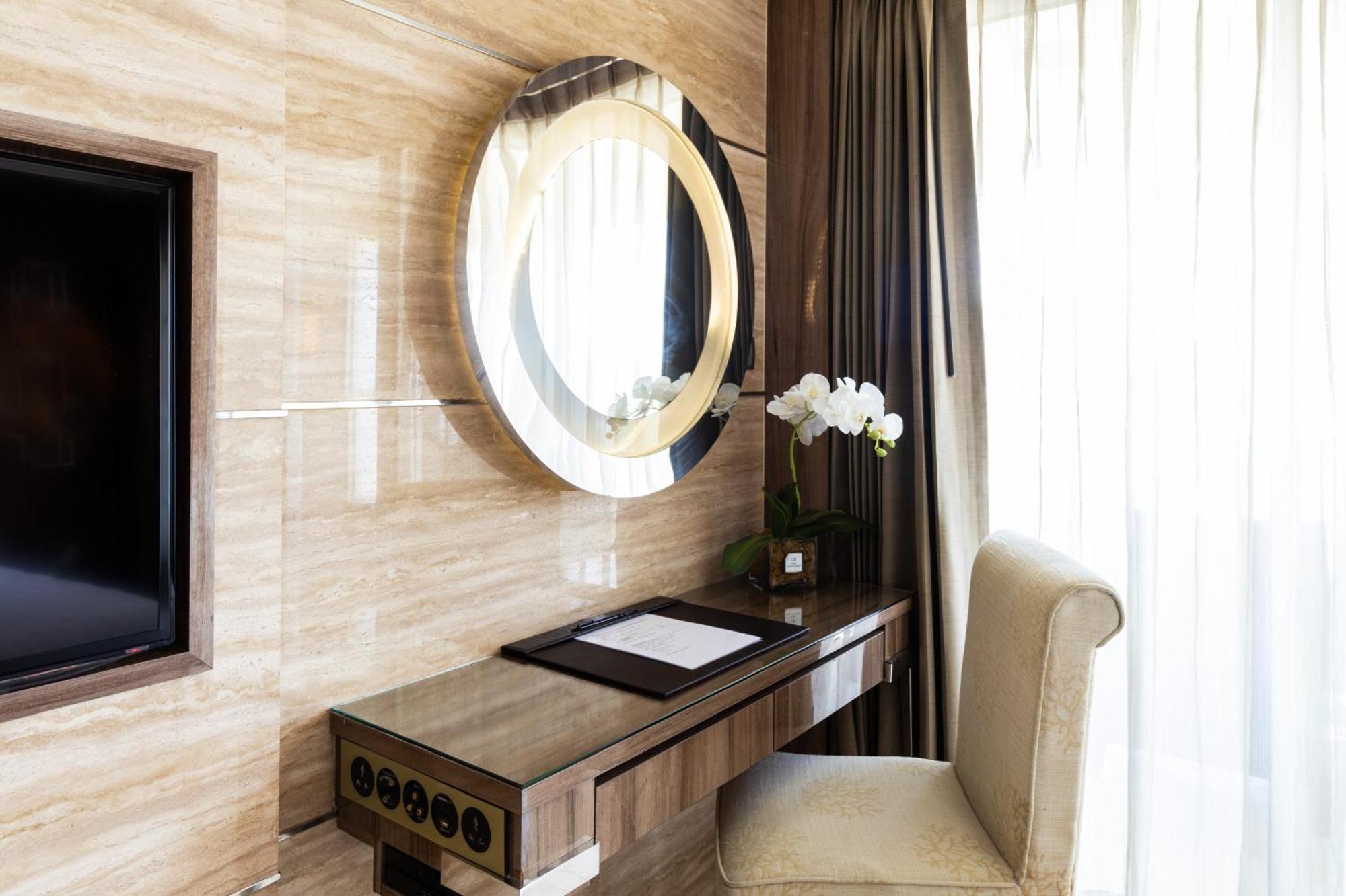 Deluxe King Room with Balcony and City View - Non-Smoking