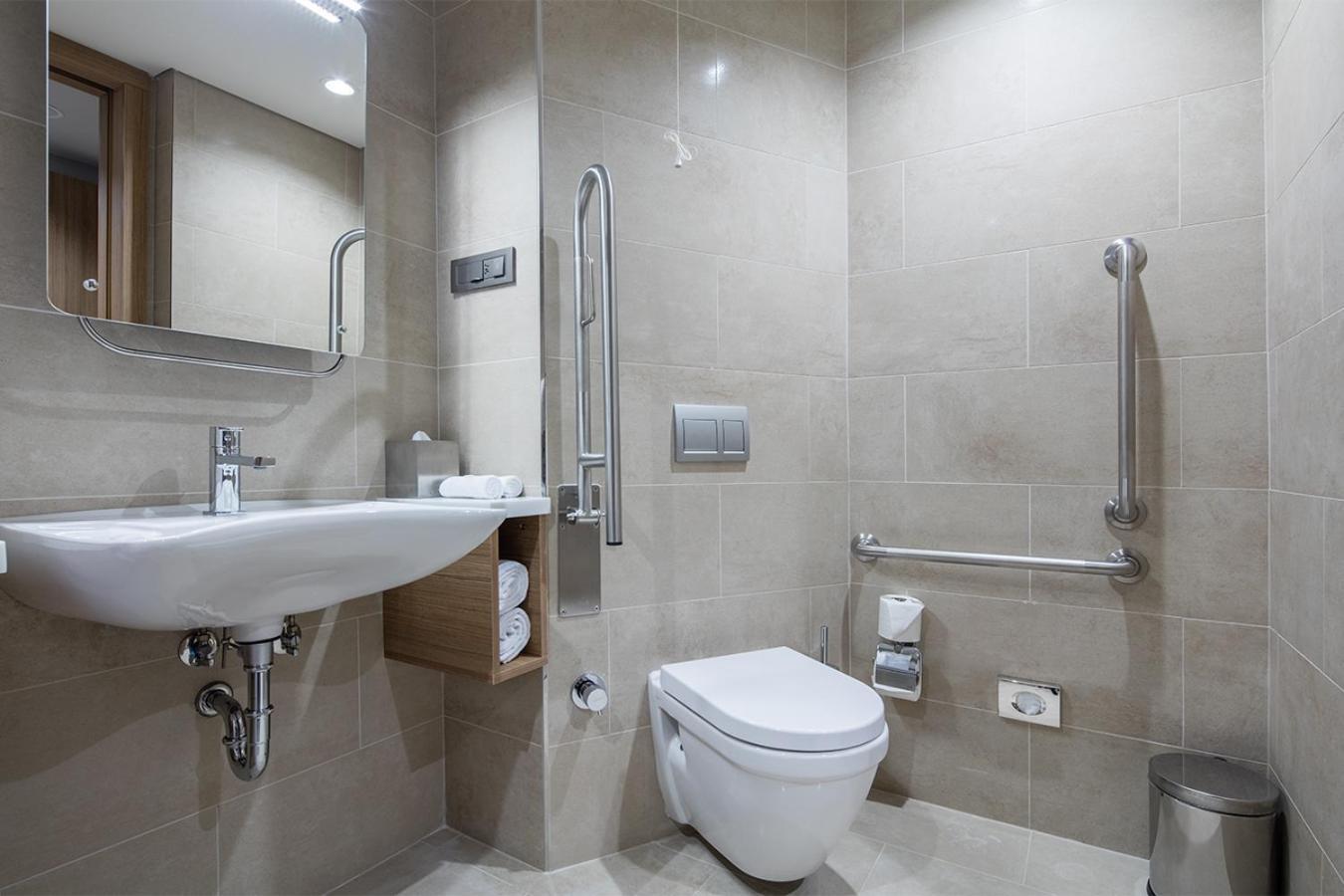 Chambre Lit Queen-Size Accessible aux Personnes à Mobilité Réduite