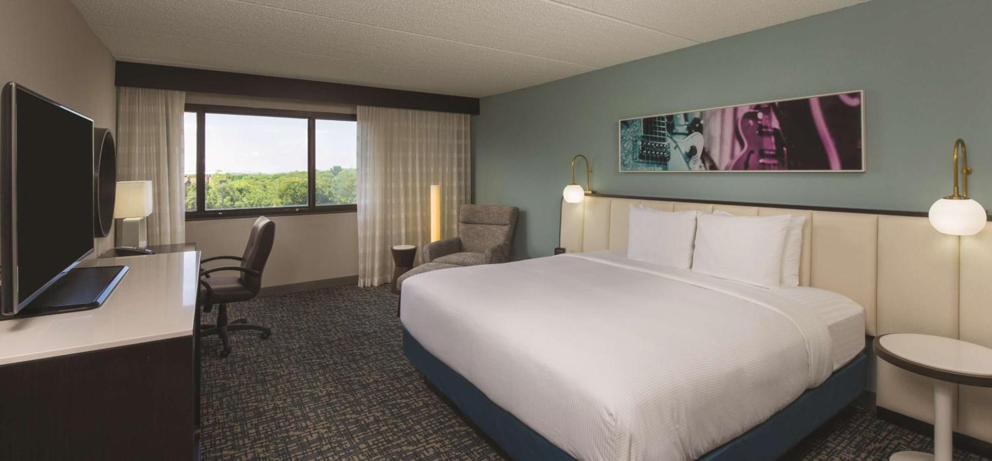 King Room with Roll-In Shower - Mobility Accessible