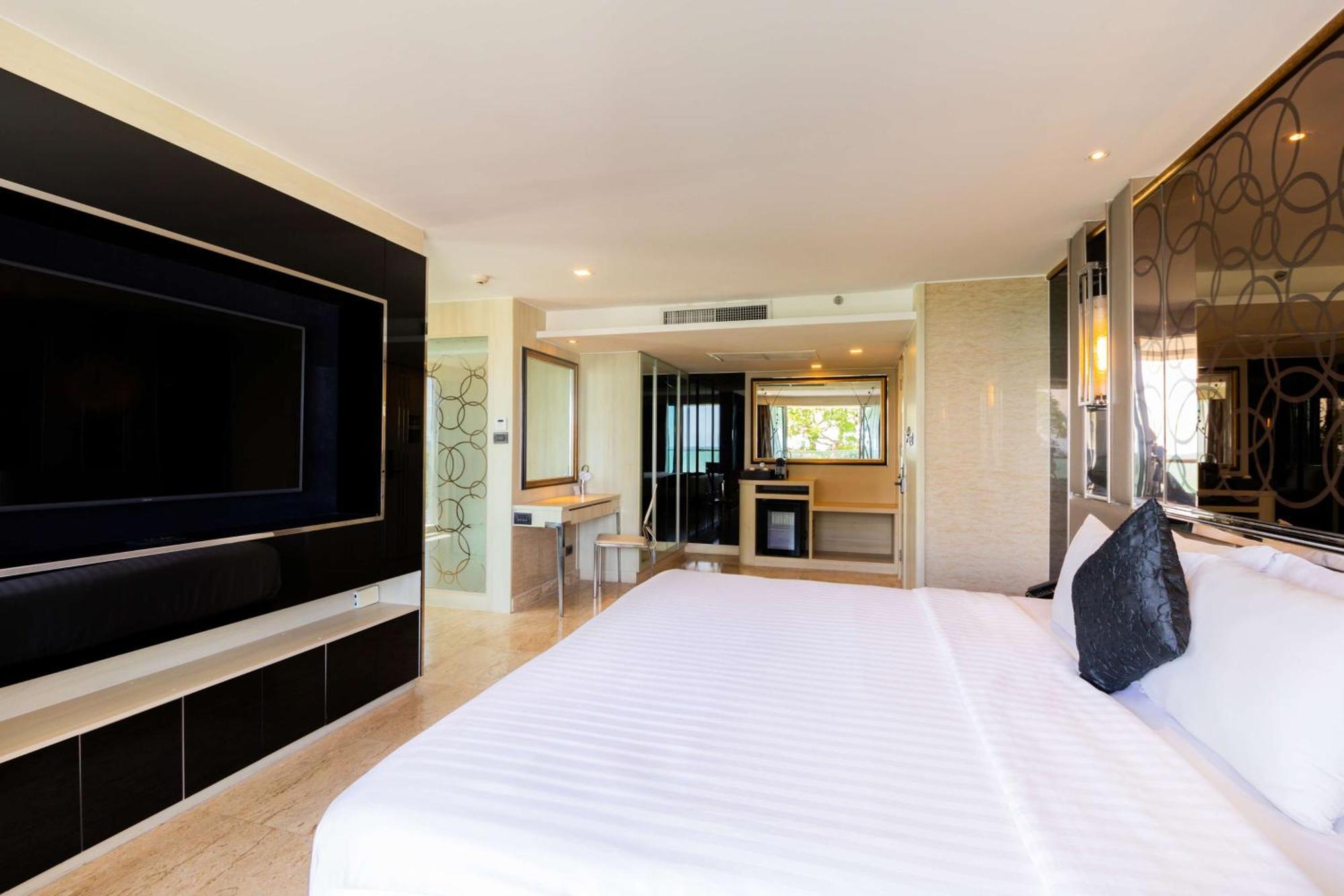 One-Bedroom Premium King Suite with Bath Tub and Balcony - City View