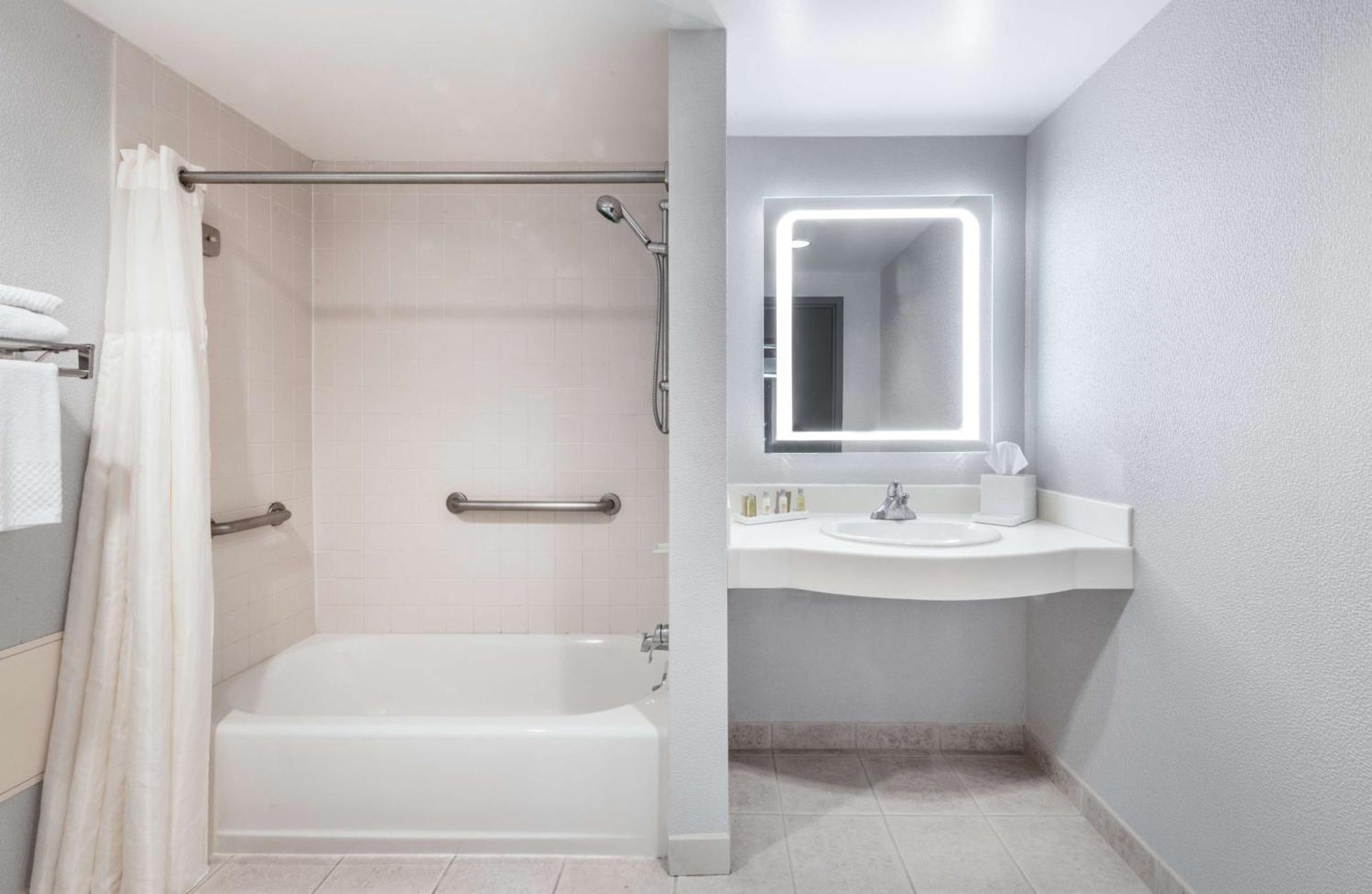 King Room with Tub - Mobility and Hearing Access,1557110938:JPEG