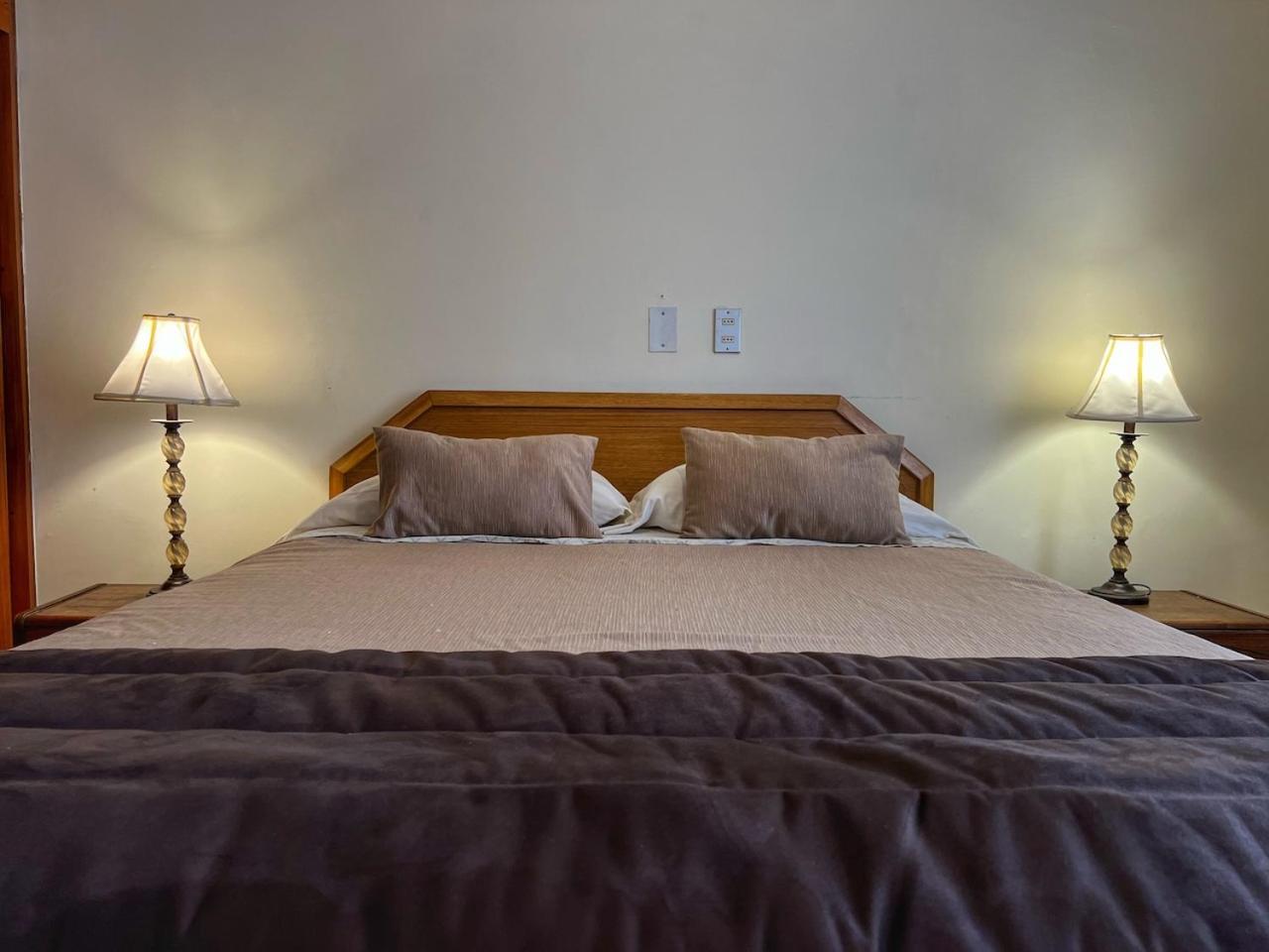 Deluxe Queen Room,1566944189:JPEG