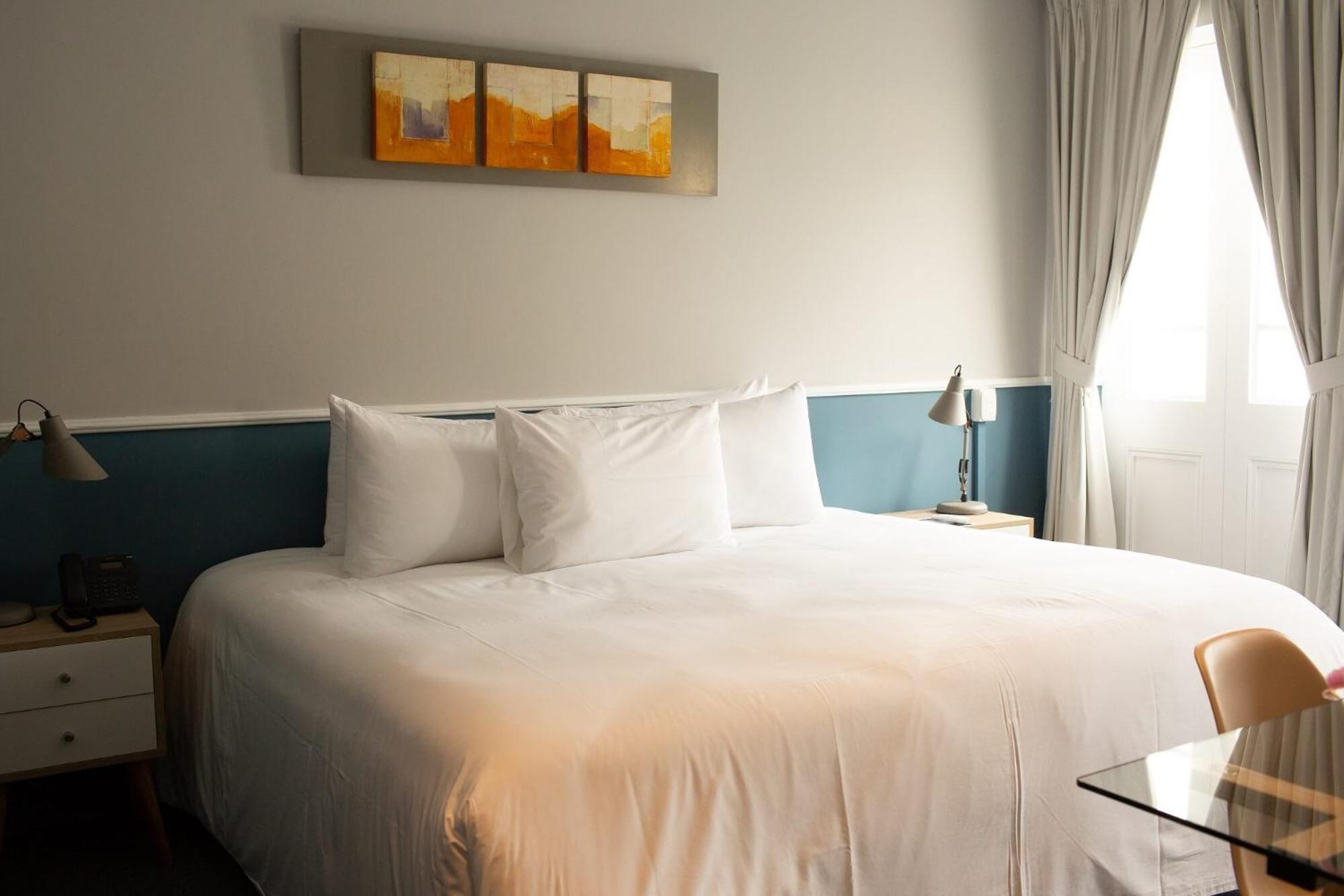 Habitación con cama extragrande y vistas al jardín