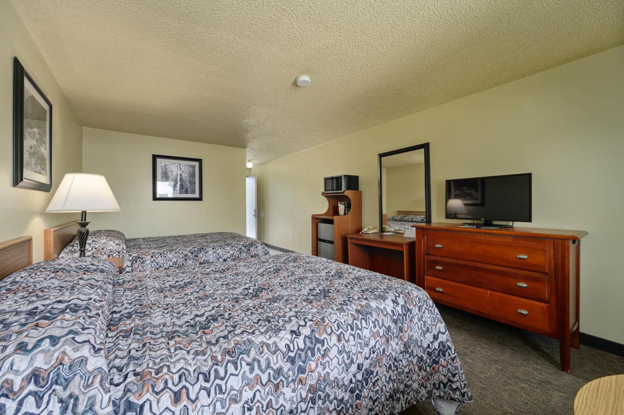Queen Room with Two Queen Beds - Non-Smoking