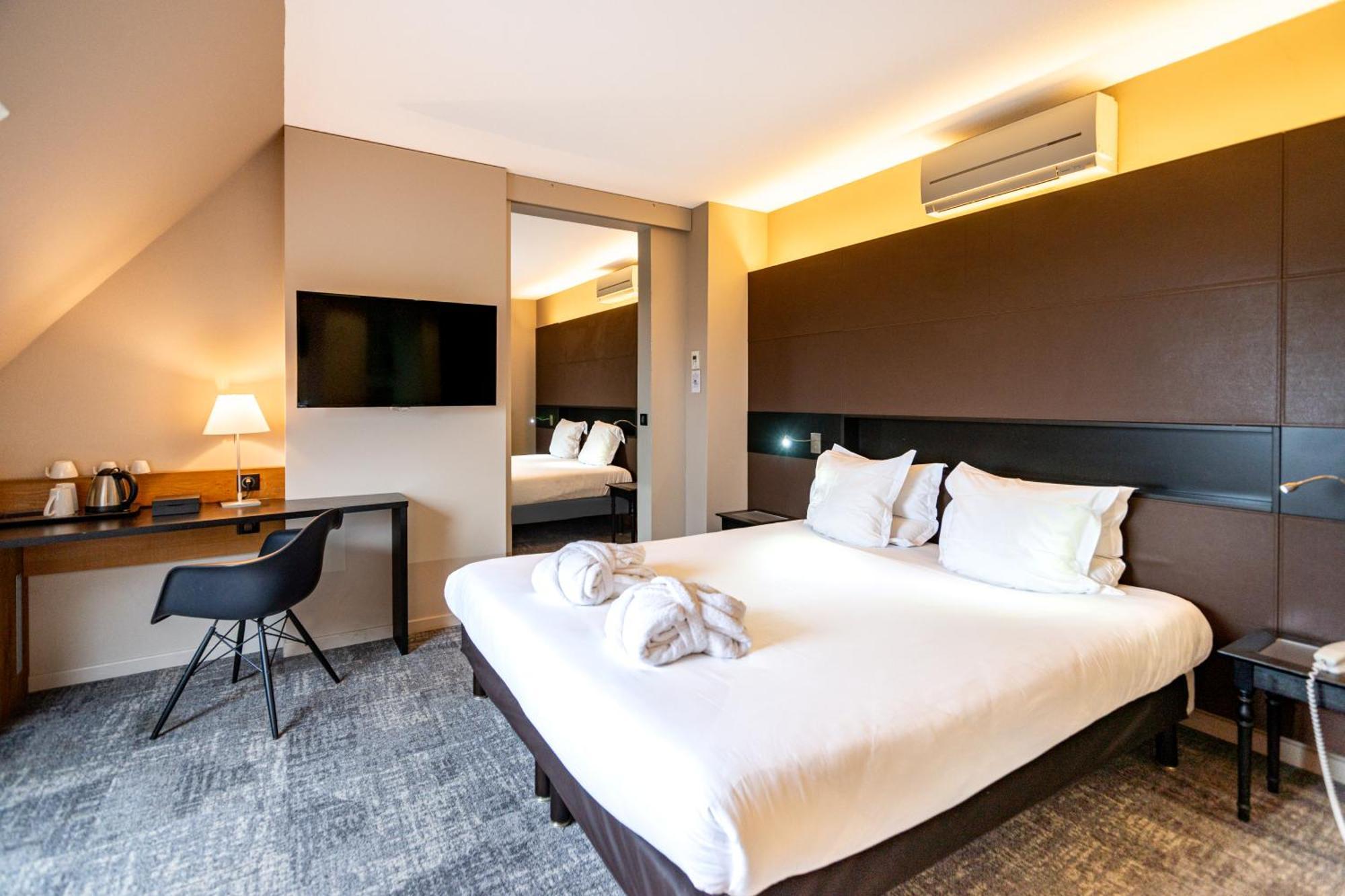 Family Room with One Queen Bed and Two Single Beds - Non-Smoking
