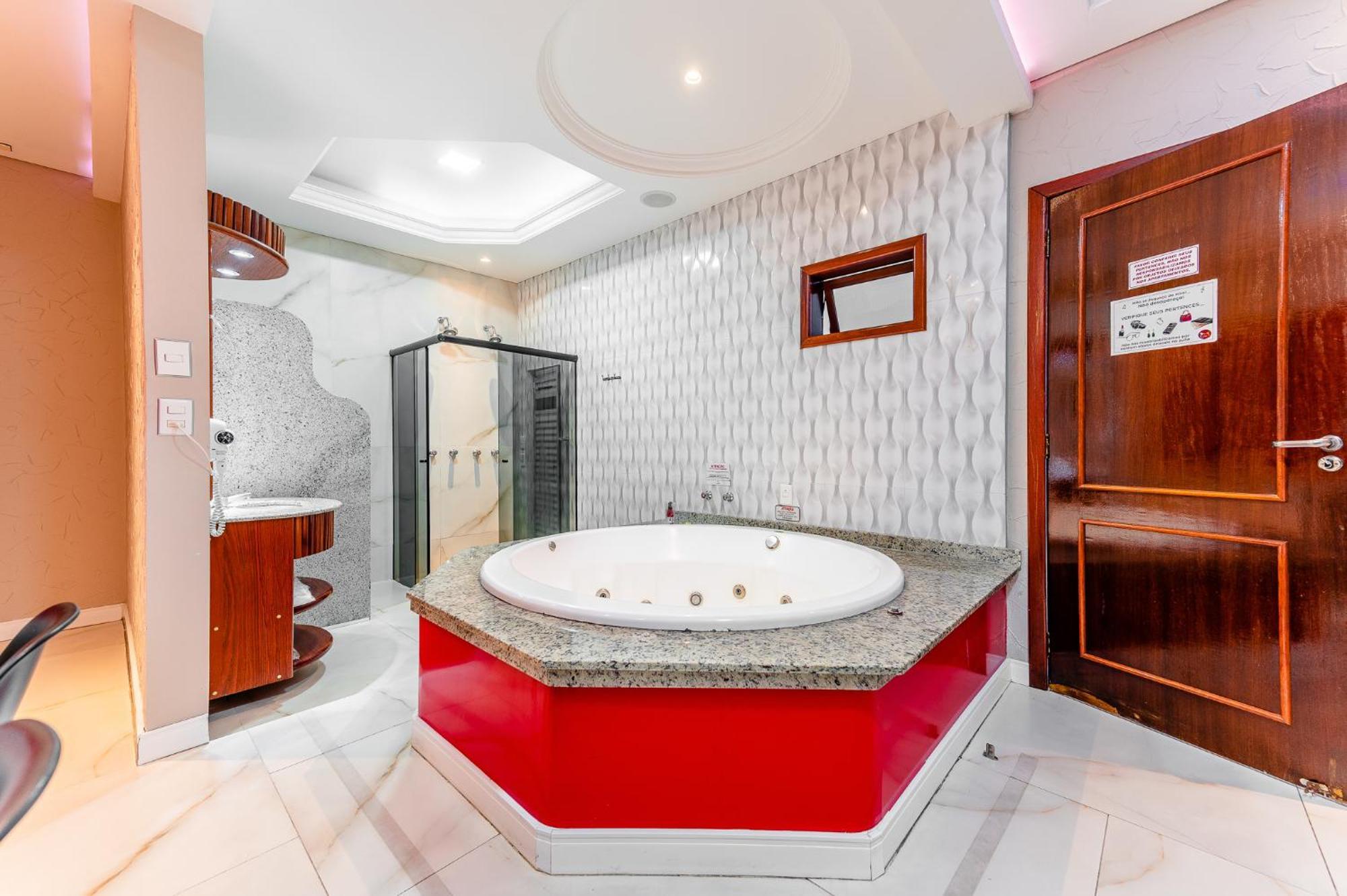 Quarto com Cama King-size e Banheira de Hidromassagem