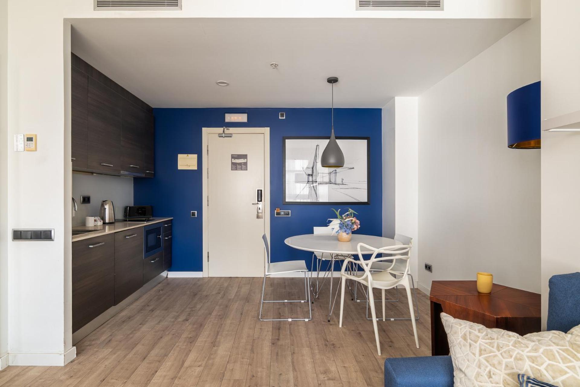 Deluxe One-Bedroom Apartment