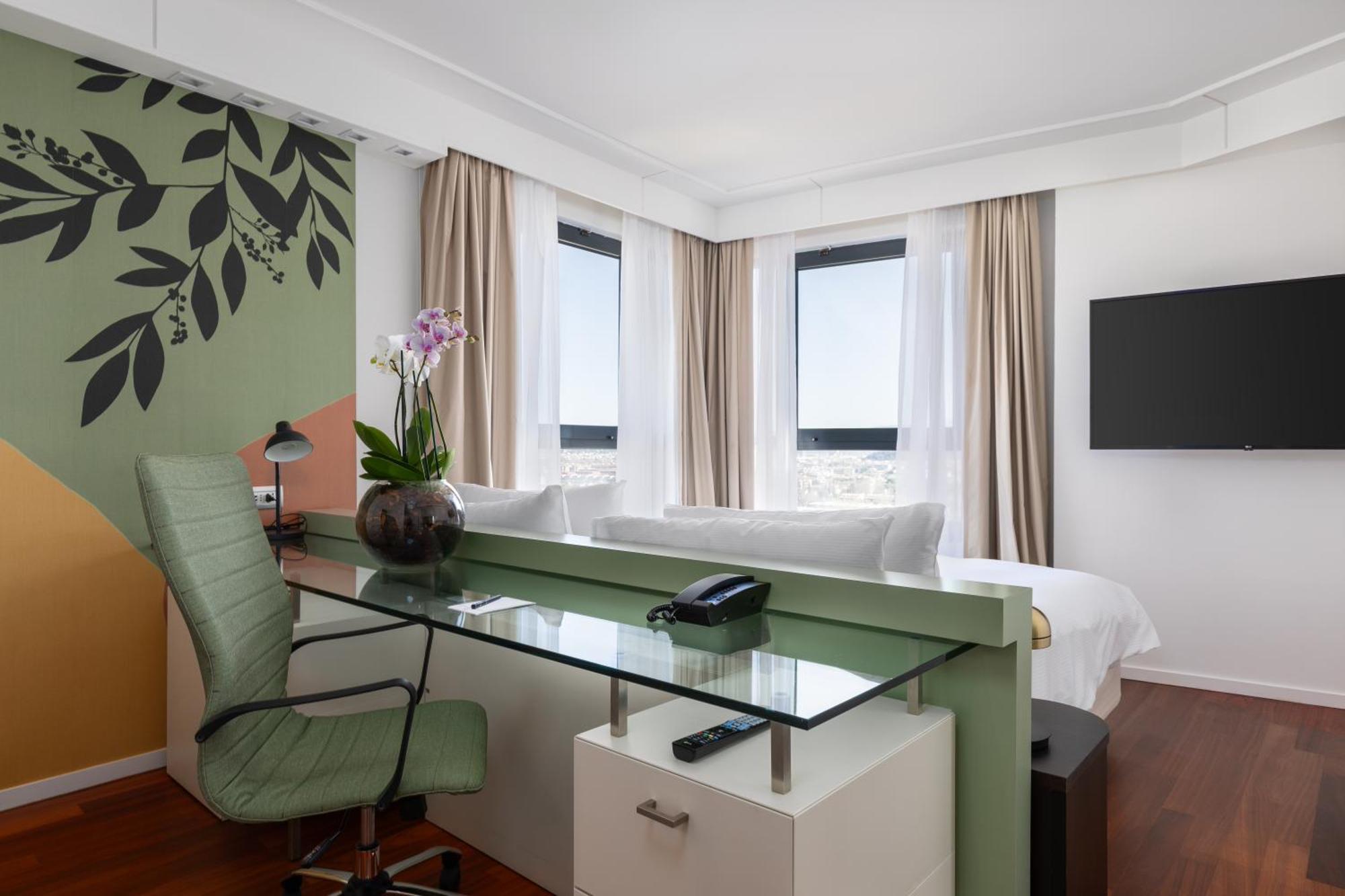 Deluxe King Room with City View