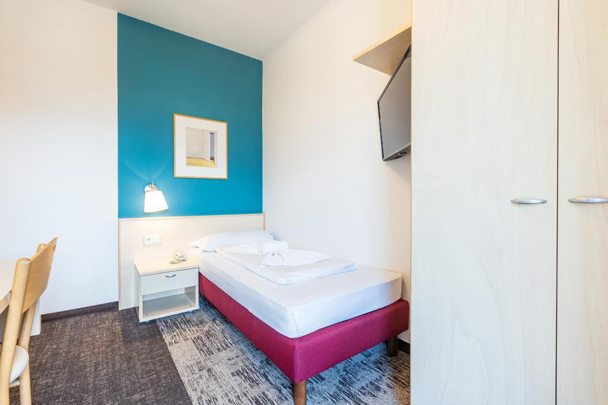 Single Room,246882353:JPEG
