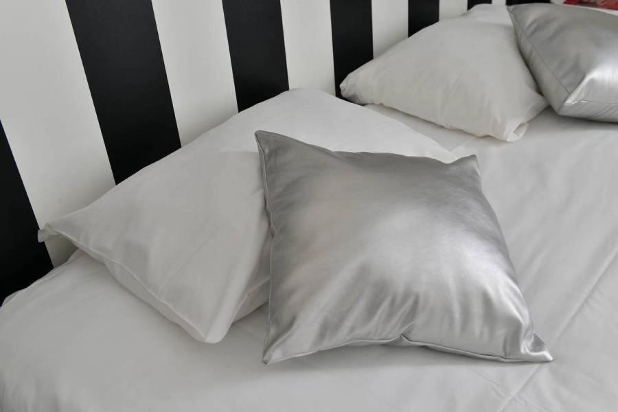 Habitación con cama extragrande y balcón