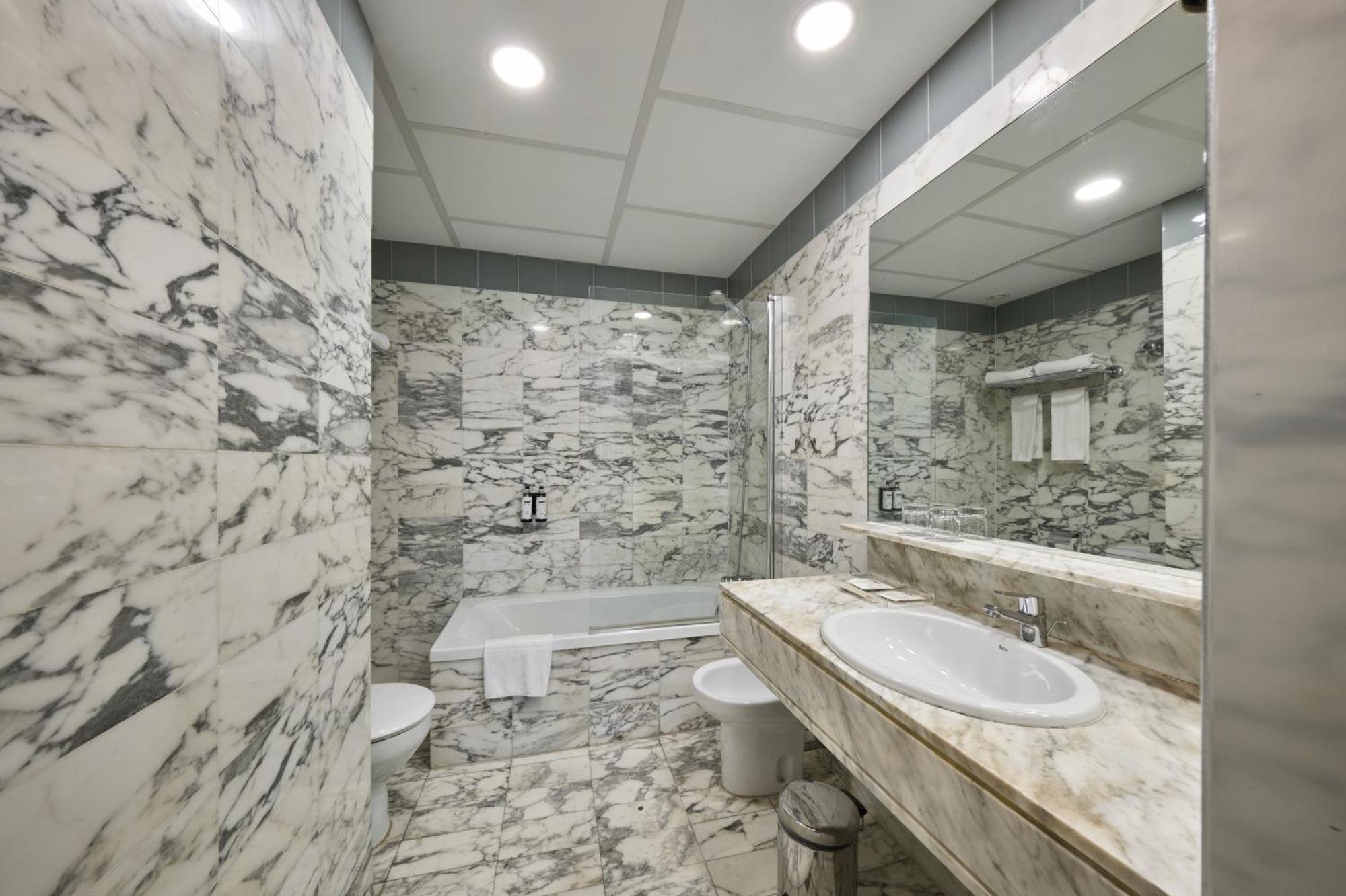Quarto com Cama de Casal ou 2 de Solteiro