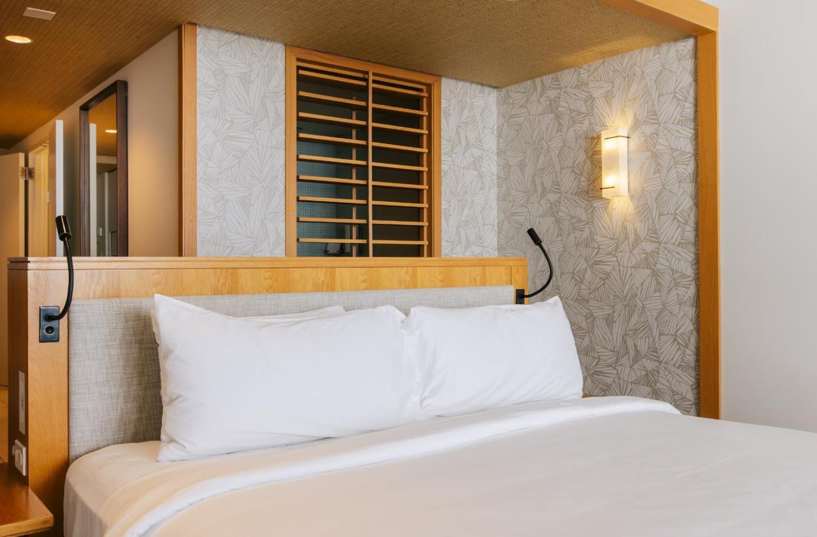 Suite Junior accesible con vistas al mar, cama extragrande y balcón