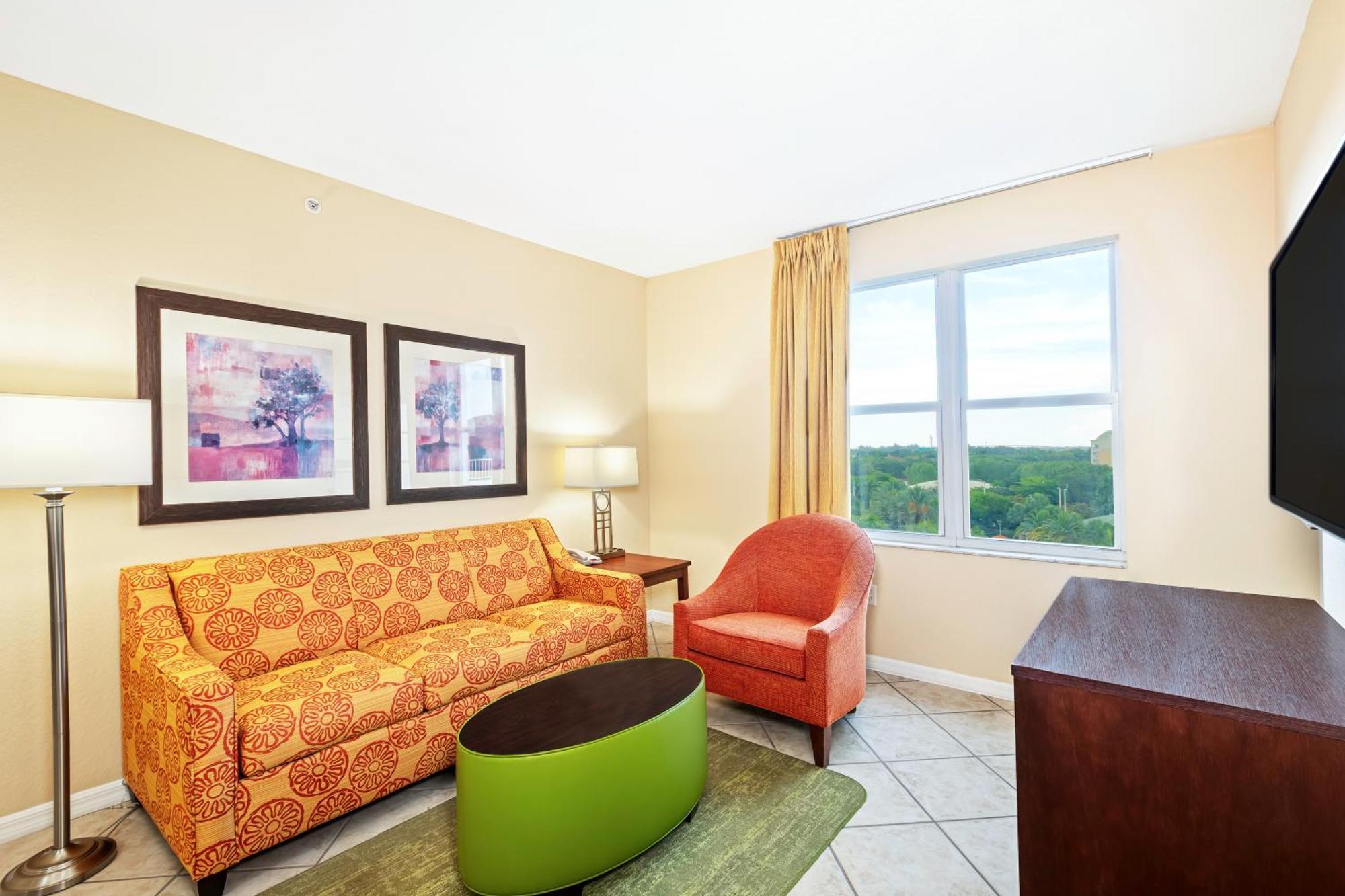 Queen Suite with Pool View