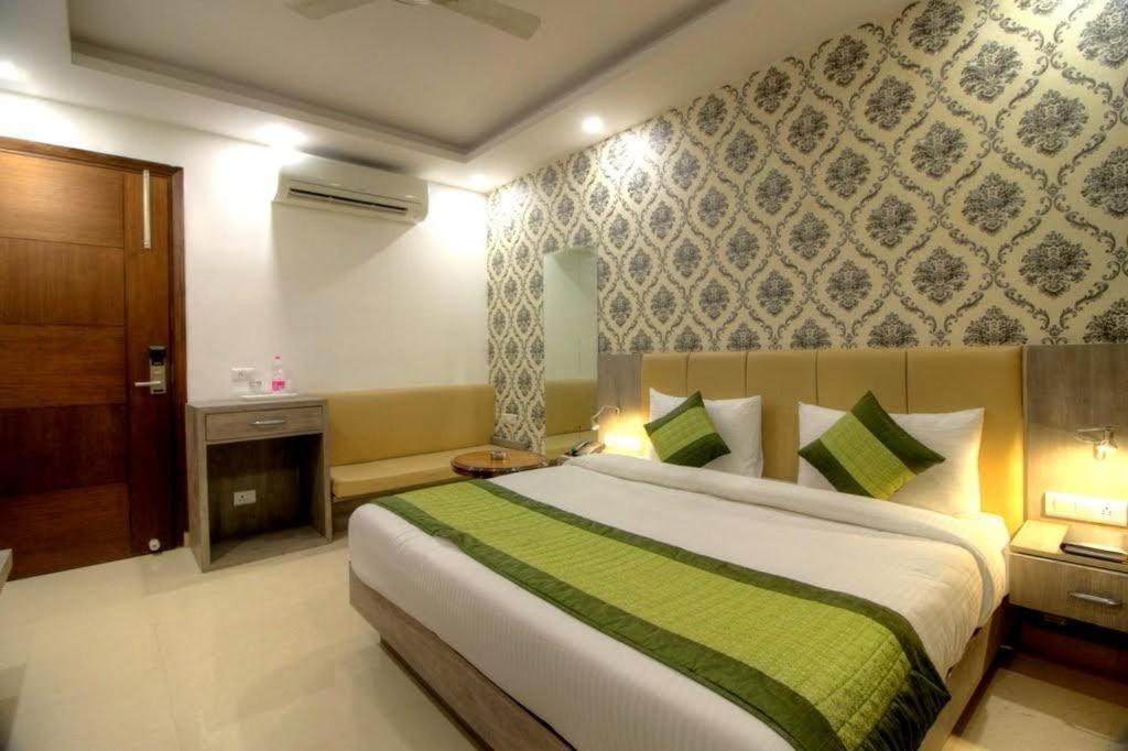 Deluxe Room (2 Adults + 1 Child)