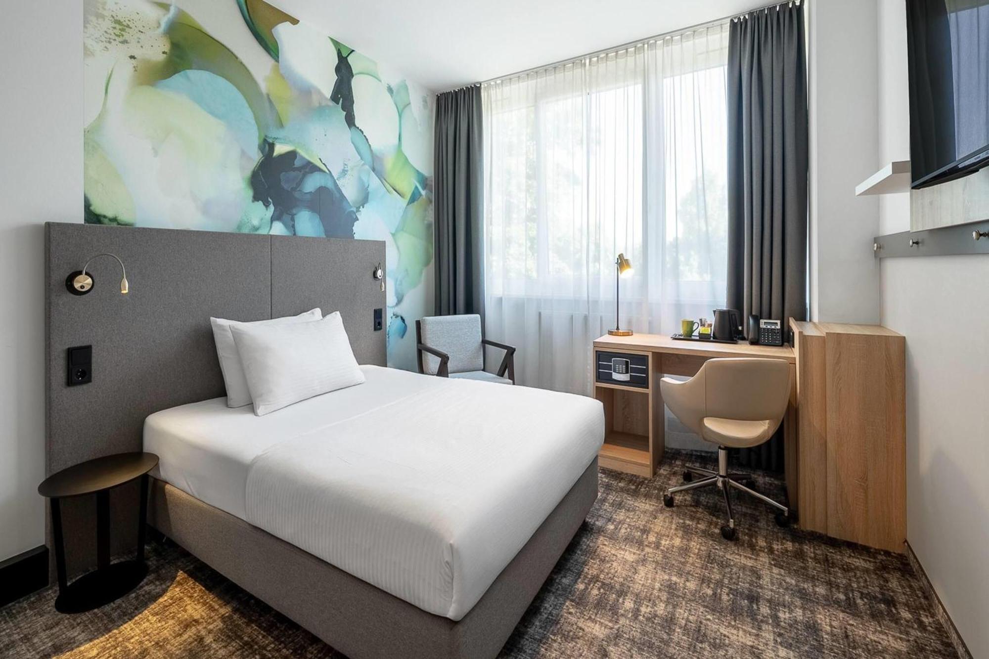 Superior Single Room 1 Queen Bed Non-Smoking