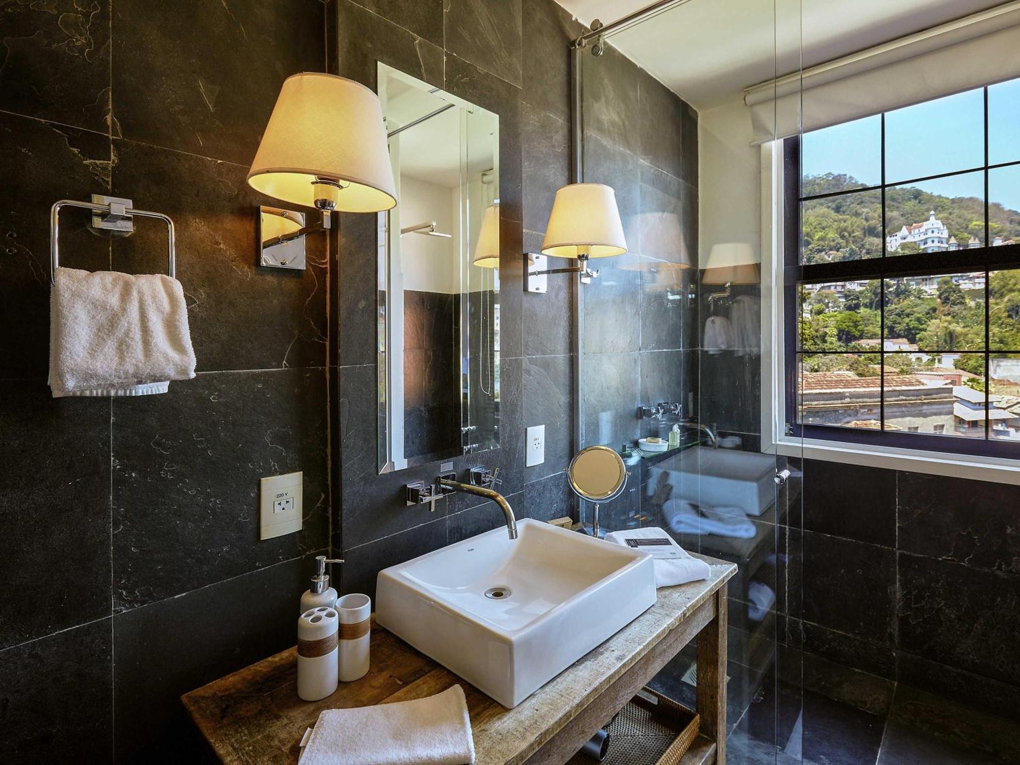 Quarto King Deluxe com Banheira e Vista do Jardim